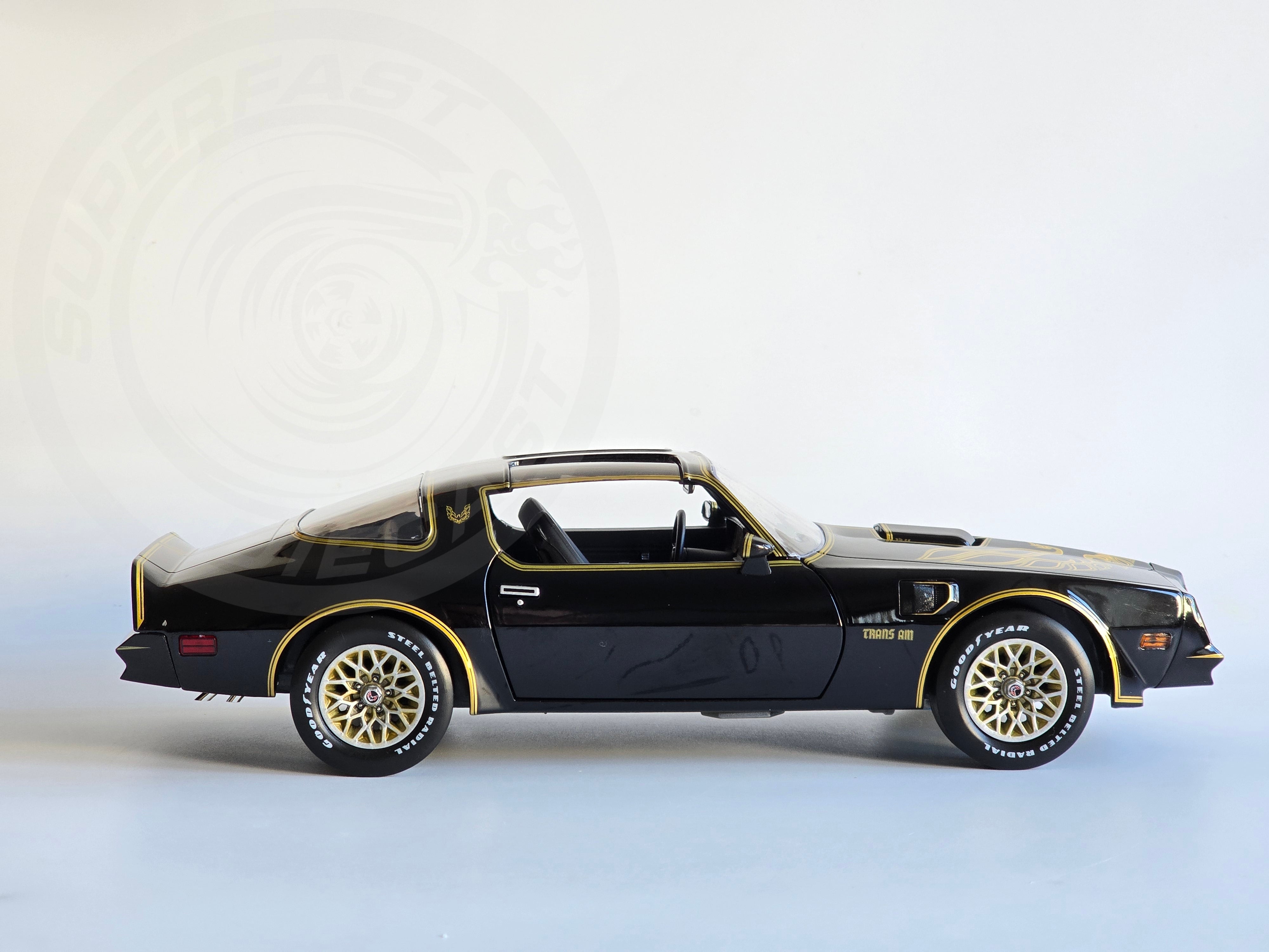 Greenlight Artisan 1:18 Diecast - 1977 Pontiac Firebird Trans Am - Smokey and the Bandit - Black/Gold - 19098