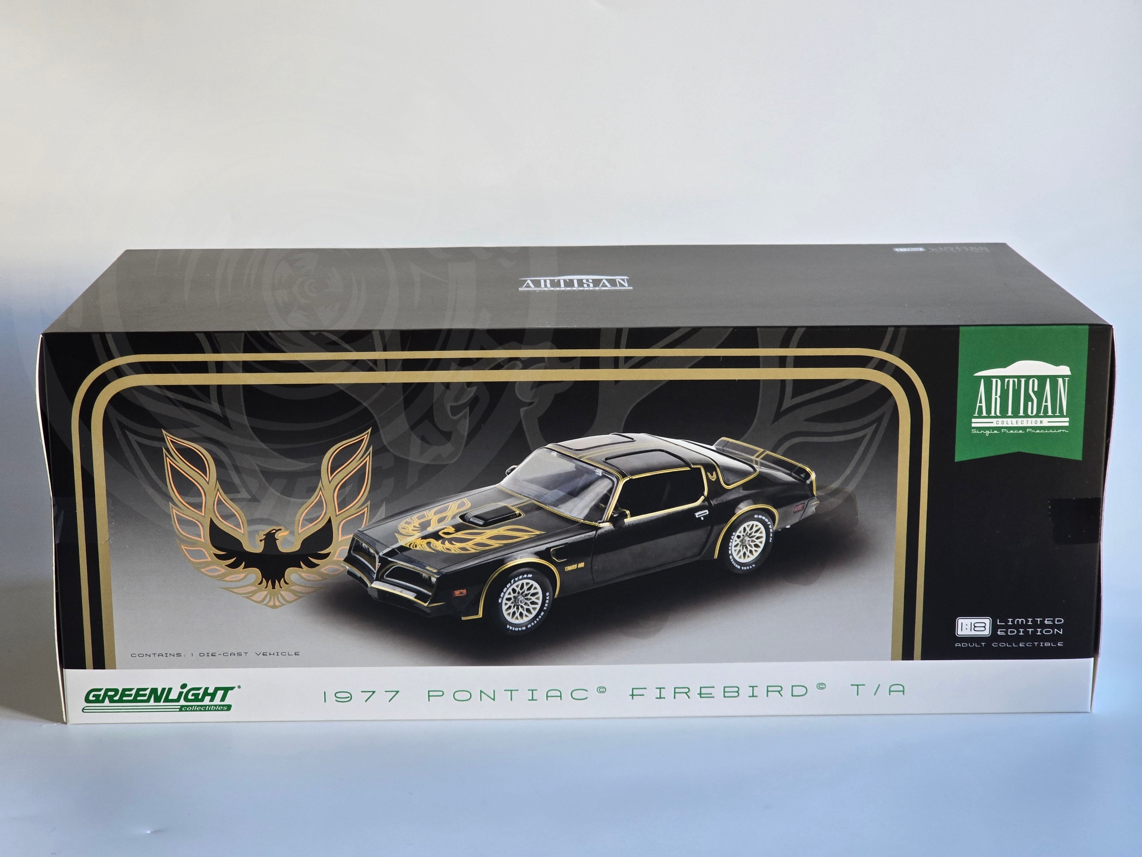 Greenlight Artisan 1:18 Diecast - 1977 Pontiac Firebird Trans Am - Smokey and the Bandit - Black/Gold - 19098