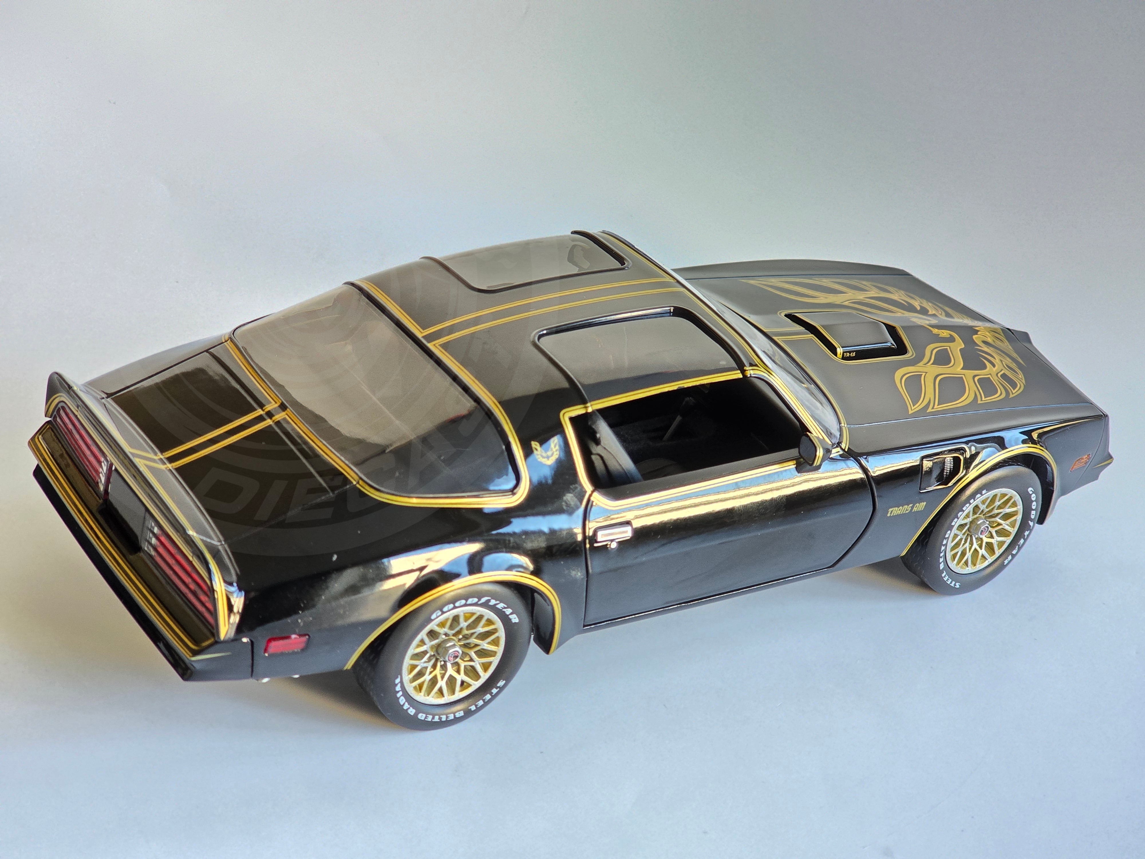 Greenlight Artisan 1:18 Diecast - 1977 Pontiac Firebird Trans Am - Smokey and the Bandit - Black/Gold - 19098