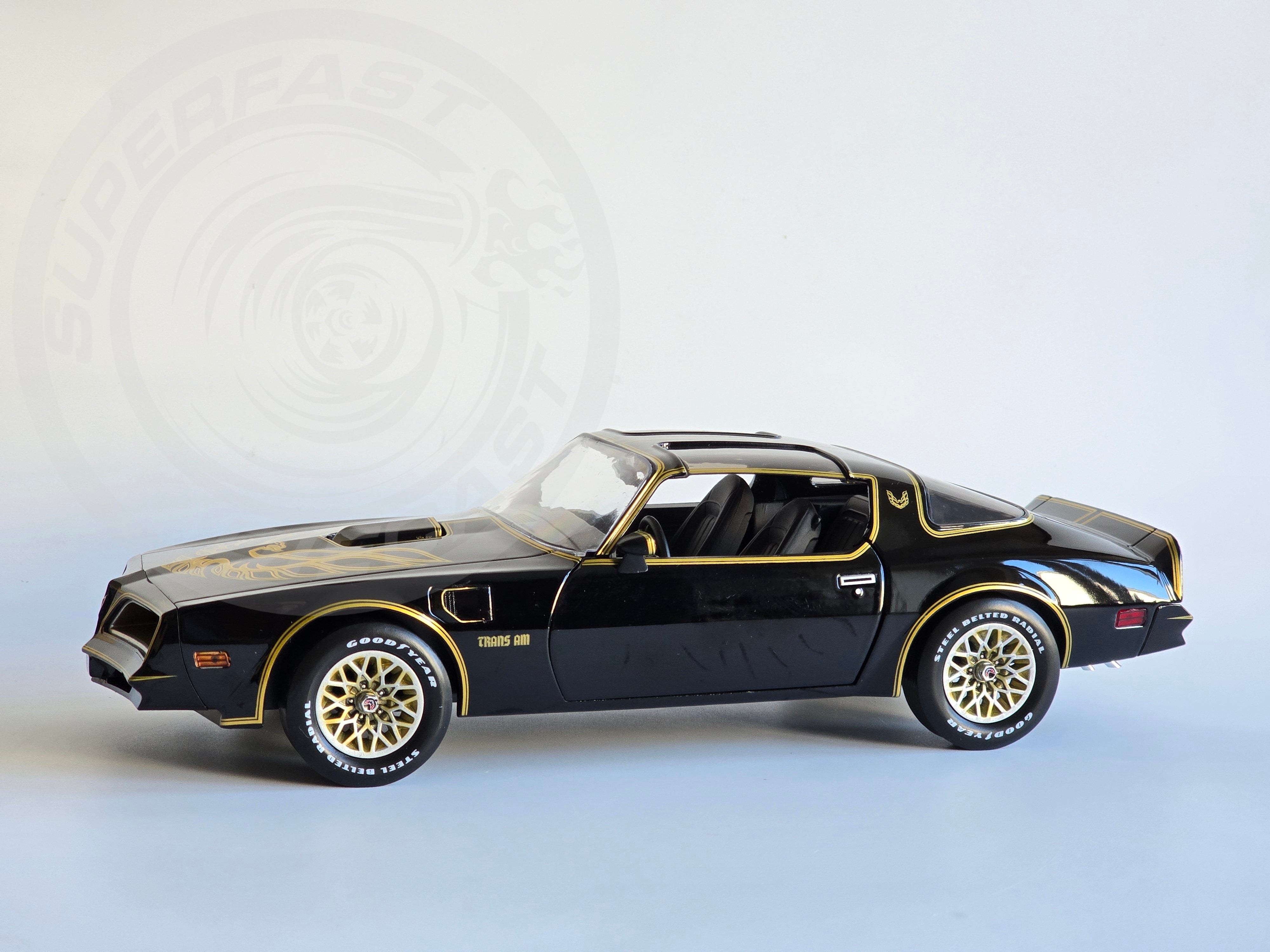 Greenlight Artisan 1:18 Diecast - 1977 Pontiac Firebird Trans Am - Smokey and the Bandit - Black/Gold - 19098