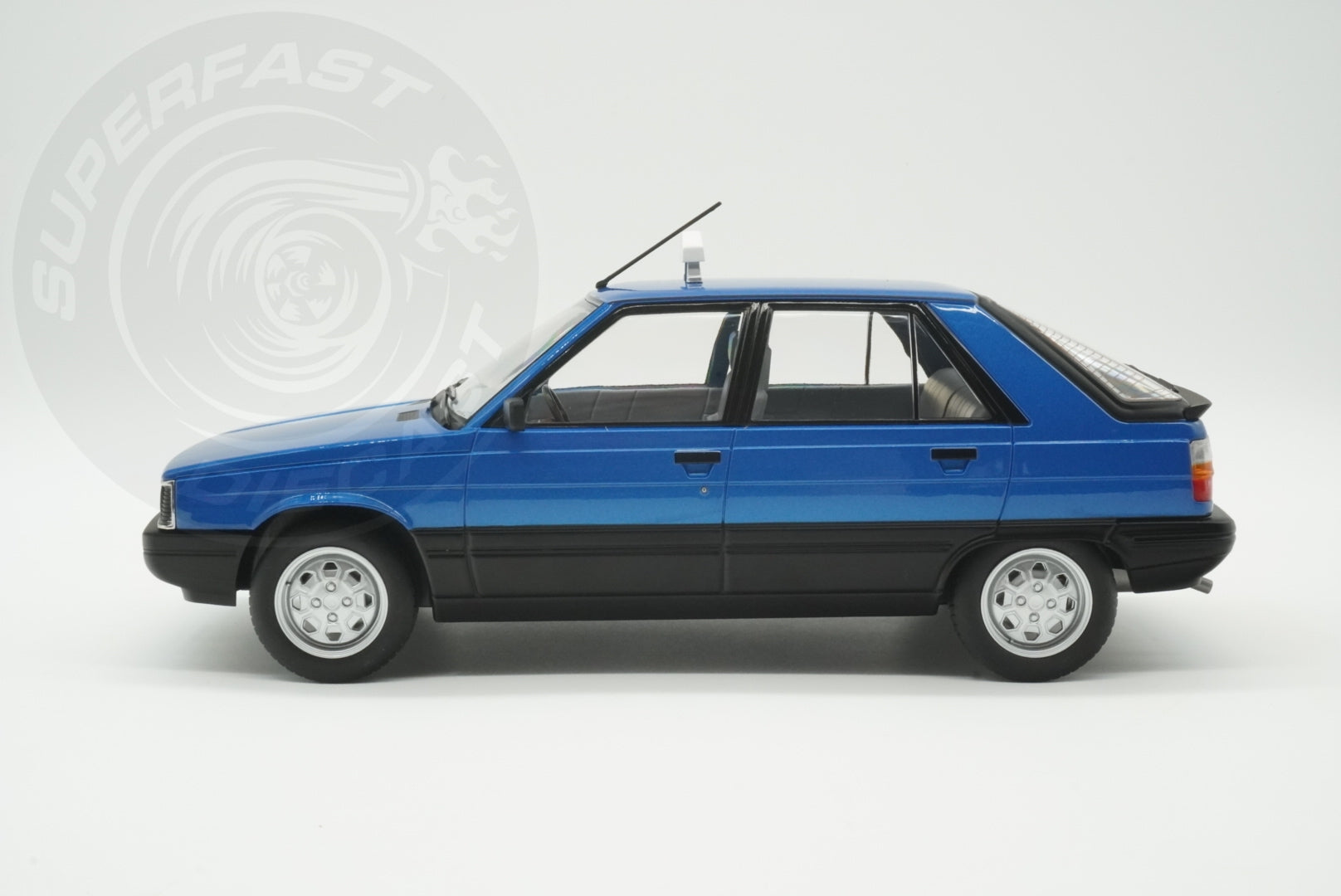 MCG 1:18 Diecast - 1985 Renault 11 GTL Taxi, James Bond 007 - A View to a Kill, Blue - MCG18833
