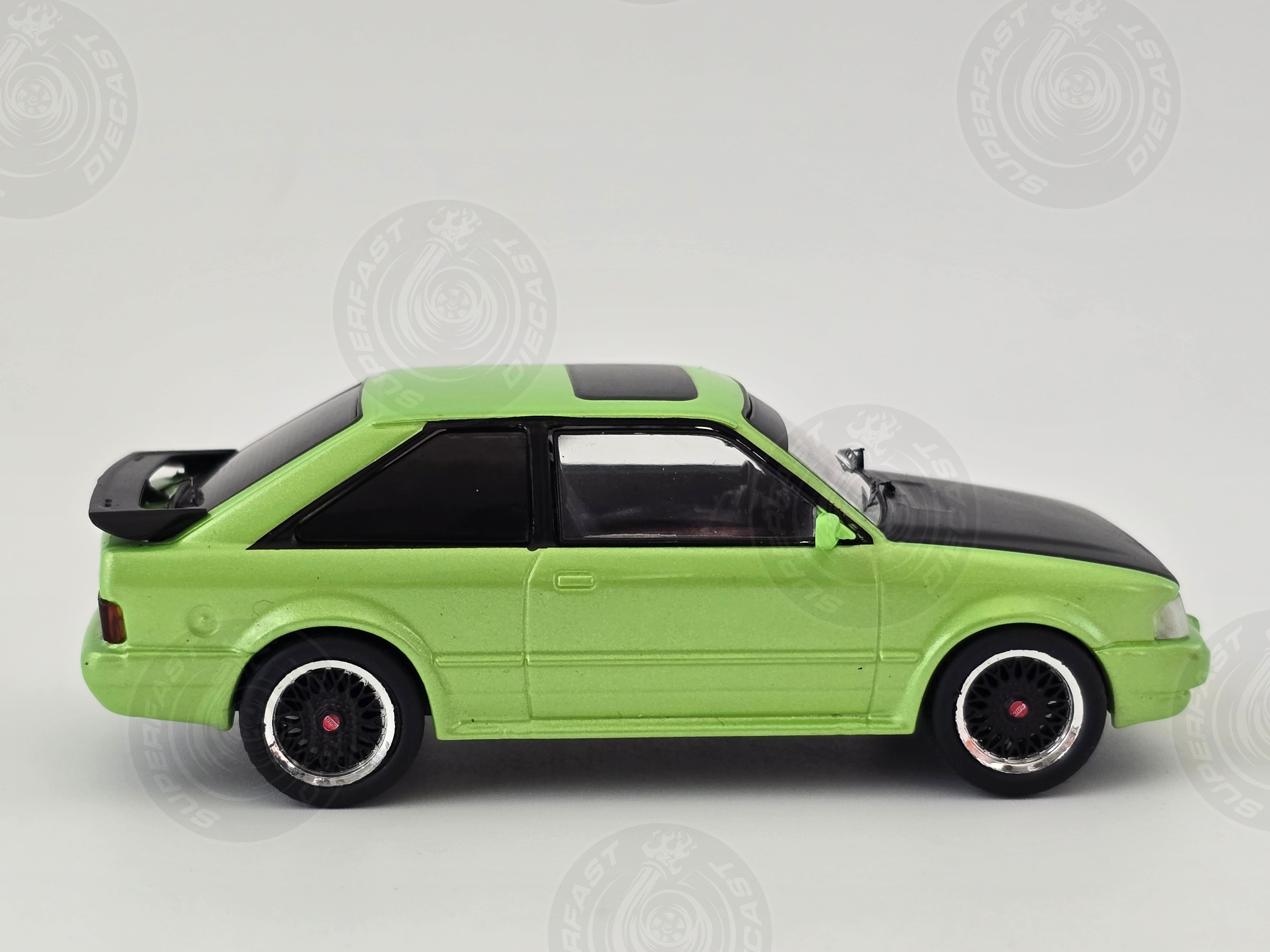 IXO 1:43 Scale Diecast Model Car - 1990 Ford Escort Mk3 XR3, Green/Black - IXOCLC584N.22