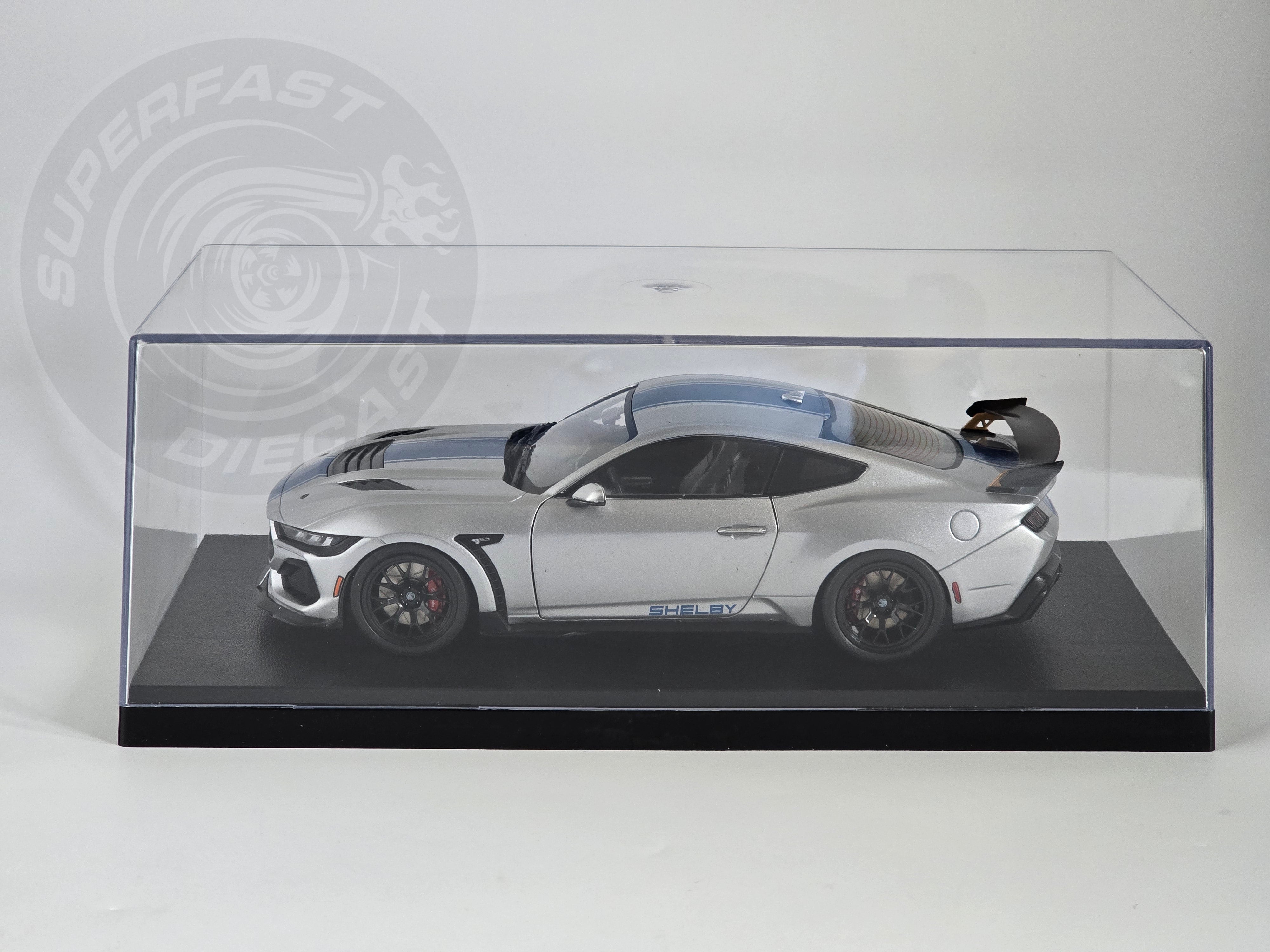 Triple 9 - 1:18 Stackable Display Case with Black Base - T9-18000