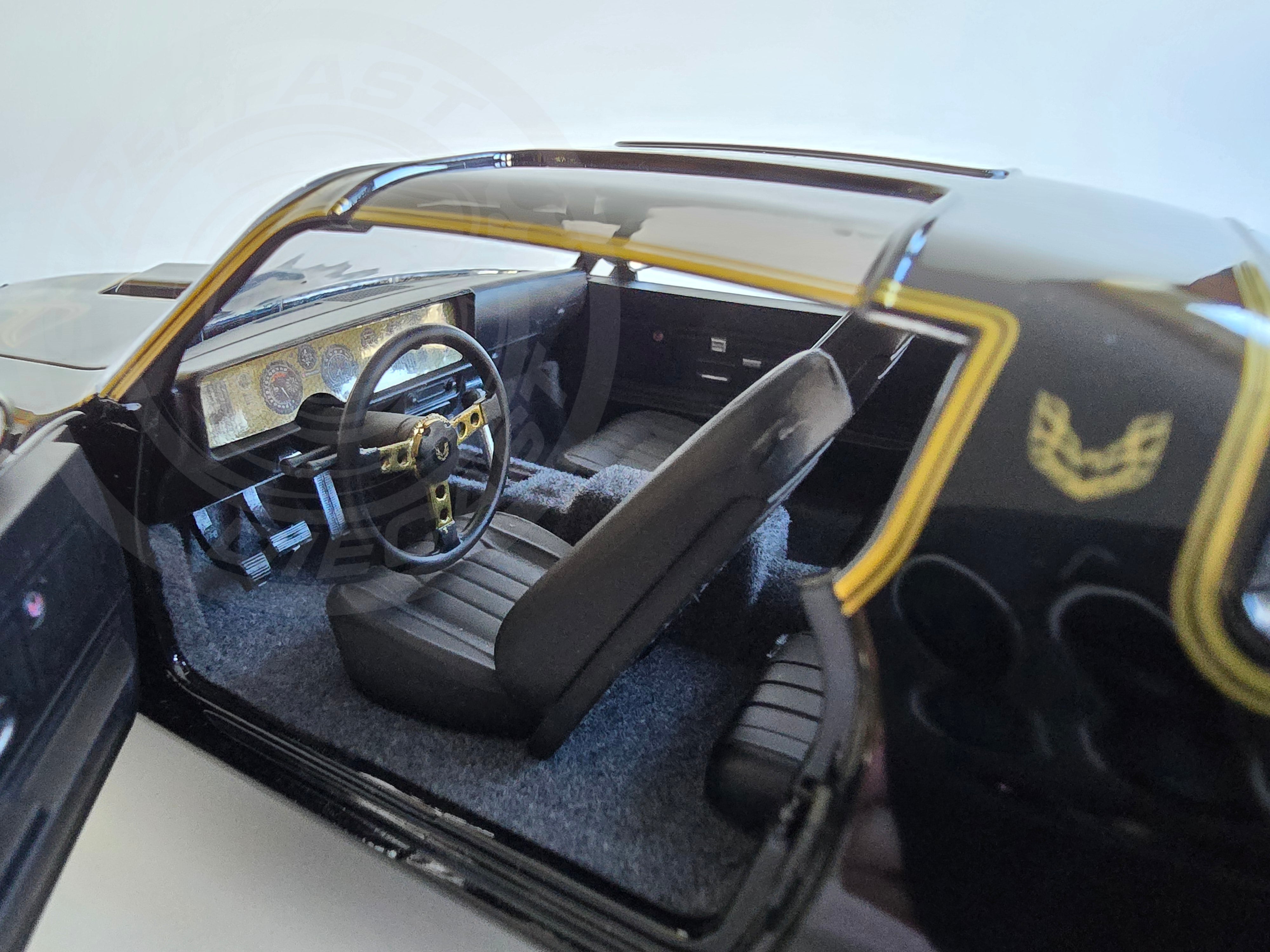 Greenlight Artisan 1:18 Diecast - 1977 Pontiac Firebird Trans Am - Smokey and the Bandit - Black/Gold - 19098