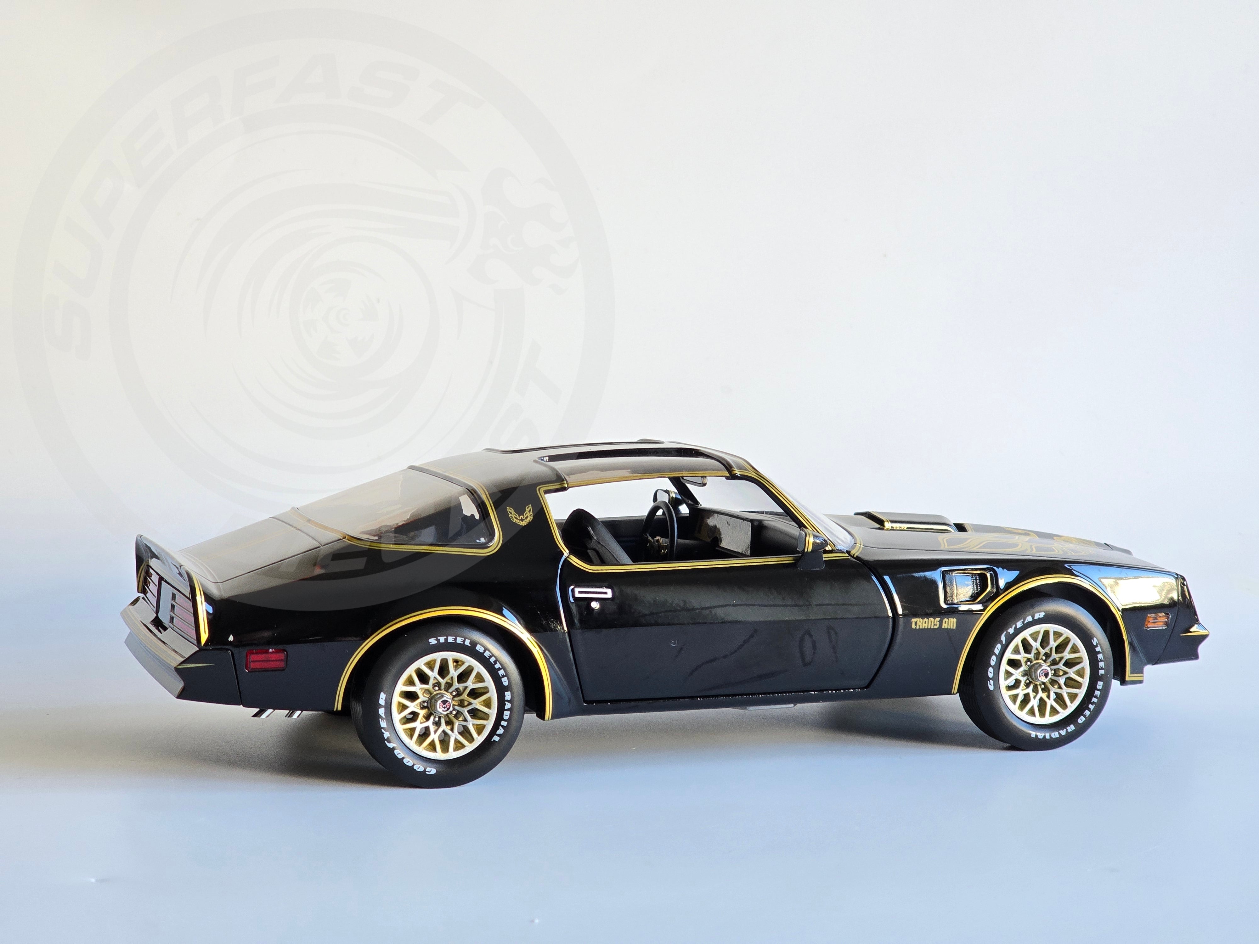Greenlight Artisan 1:18 Diecast - 1977 Pontiac Firebird Trans Am - Smokey and the Bandit - Black/Gold - 19098