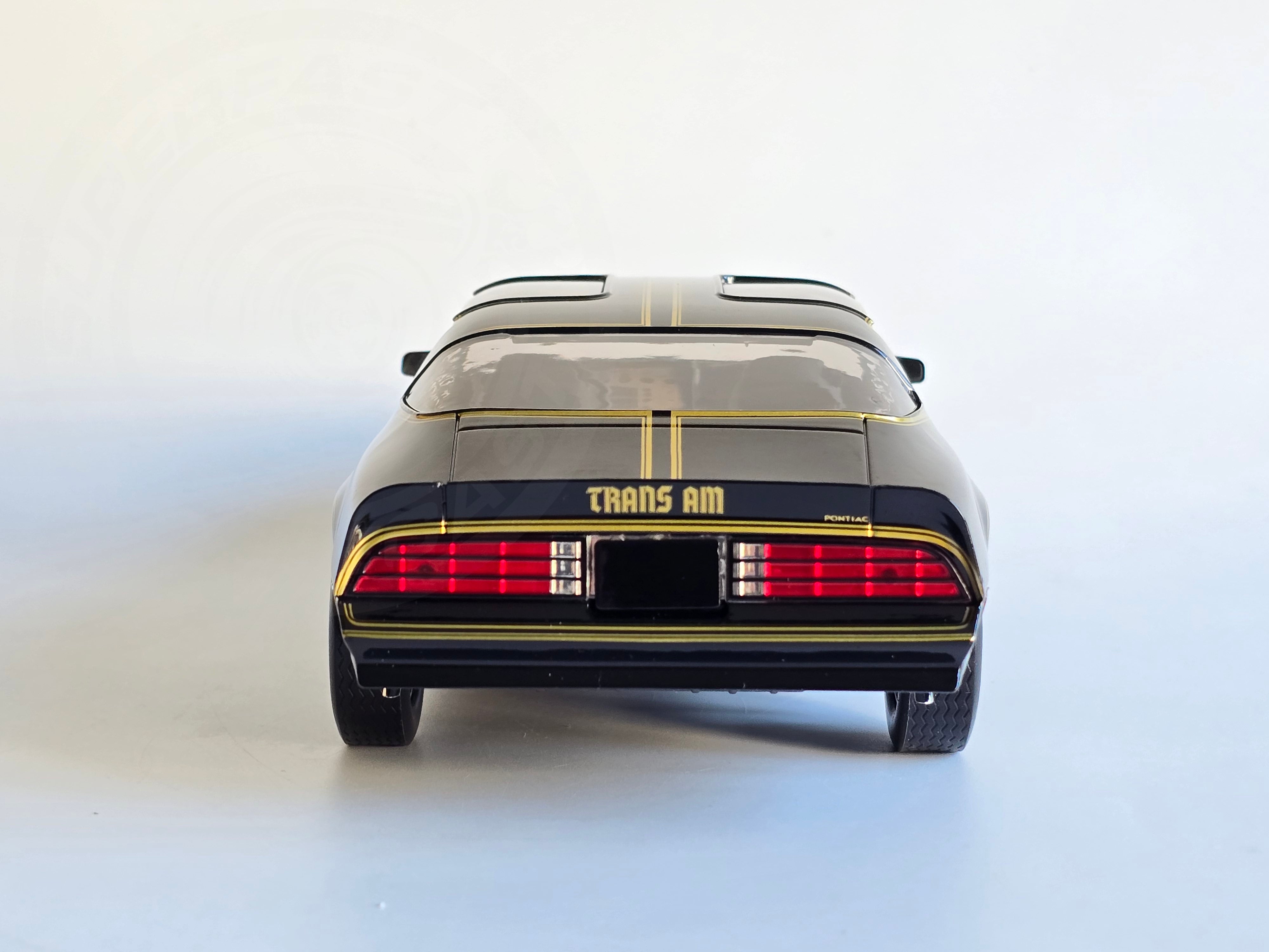 Greenlight Artisan 1:18 Diecast - 1977 Pontiac Firebird Trans Am - Smokey and the Bandit - Black/Gold - 19098