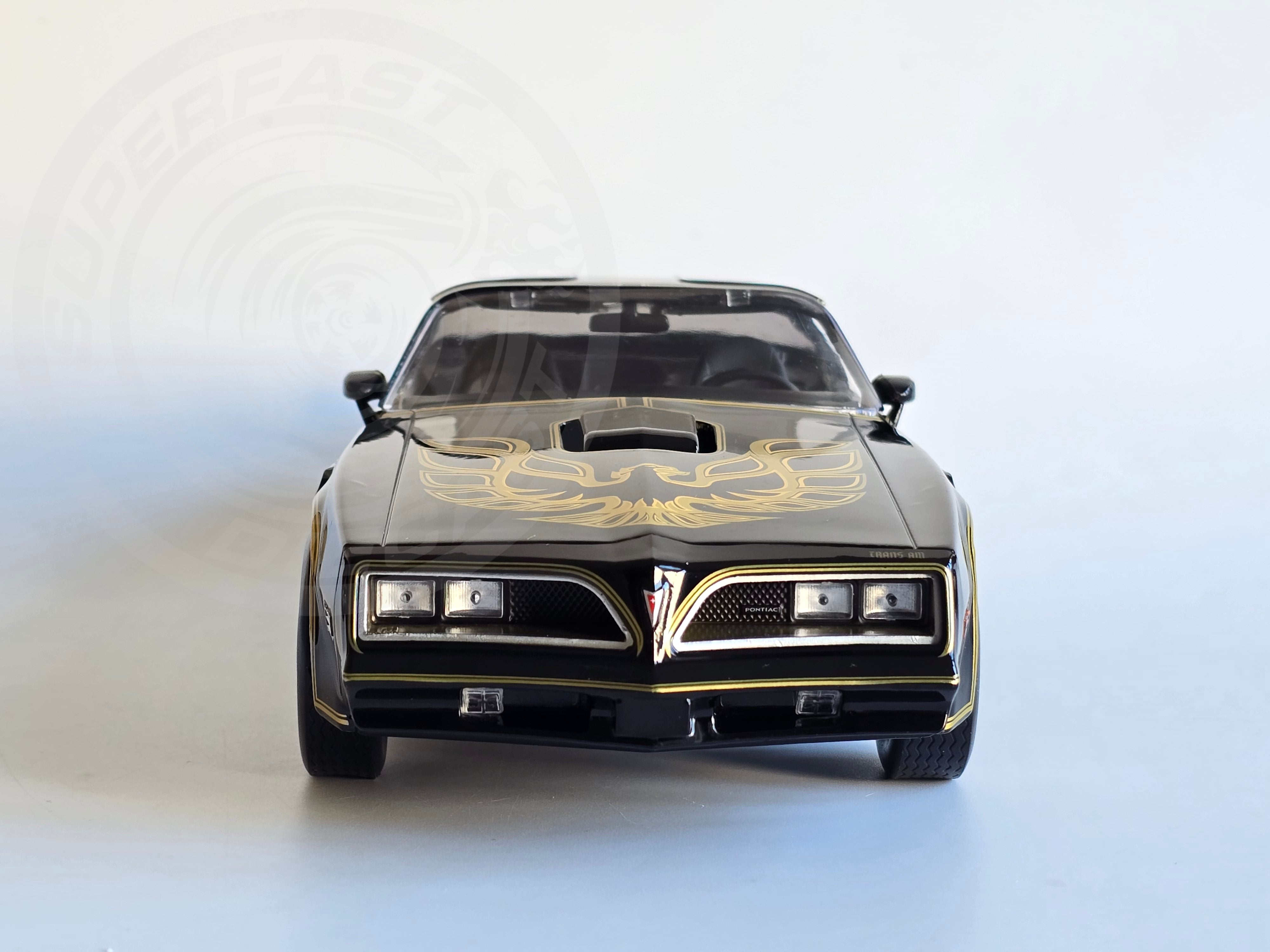 Greenlight Artisan 1:18 Diecast - 1977 Pontiac Firebird Trans Am - Smokey and the Bandit - Black/Gold - 19098