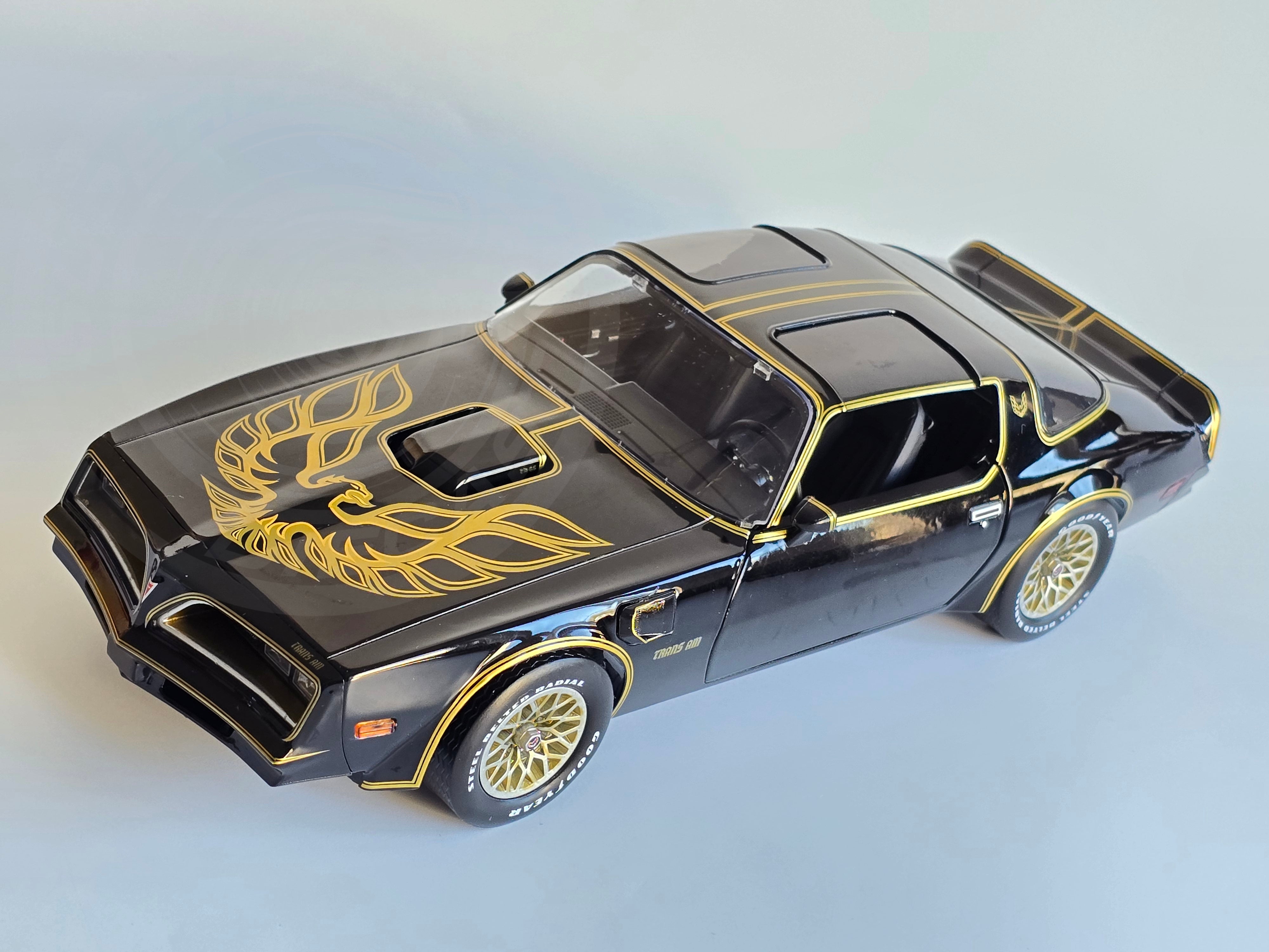 Greenlight Artisan 1:18 Diecast - 1977 Pontiac Firebird Trans Am - Smokey and the Bandit - Black/Gold - 19098