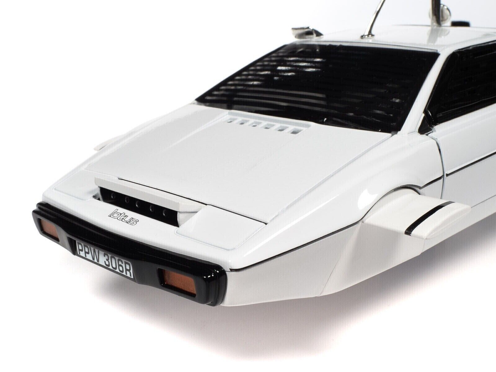 AUTO WORLD 1:18 LOTUS ESPRIT SERIES 1 model road car White Bond 007 AWSS132