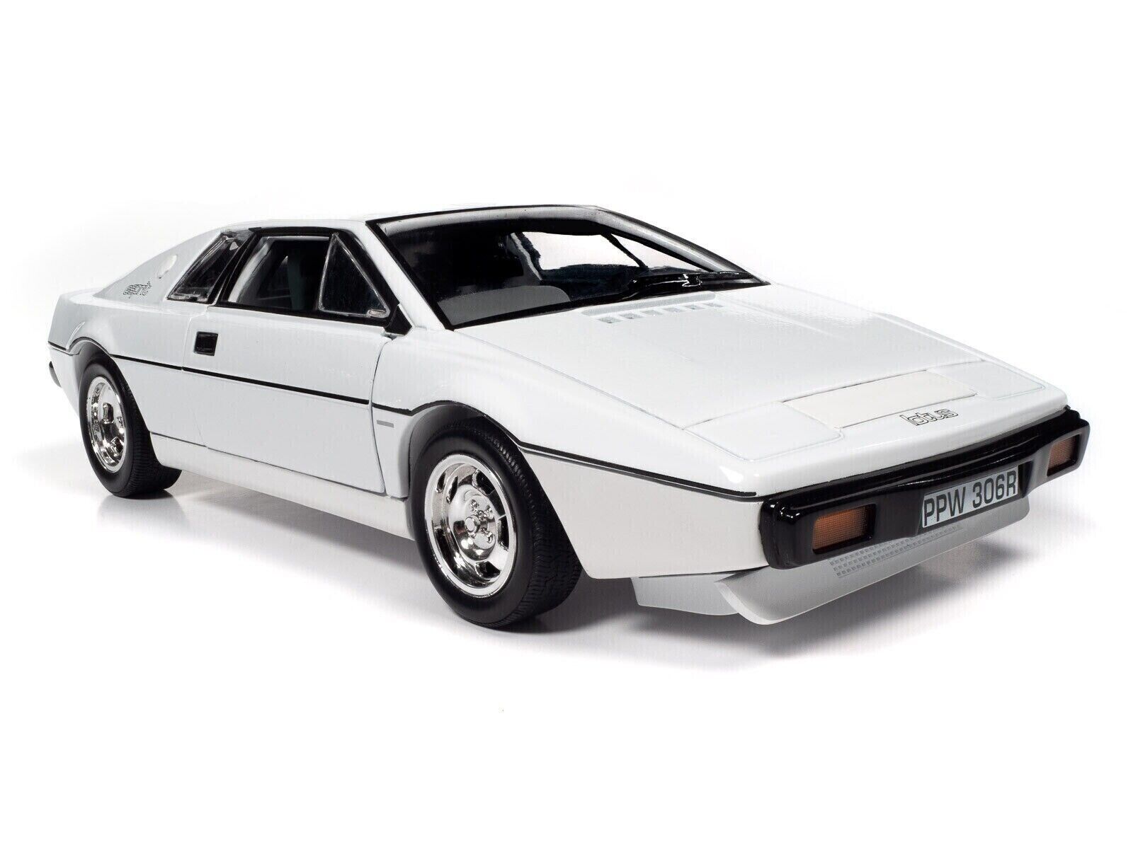 AUTO WORLD 1:18 LOTUS ESPRIT SERIES 1 model road car White Bond 007 AWSS132
