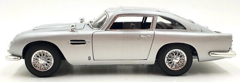 AUTO WORLD 1:18 ASTON MARTIN DB5 model road car Silver birch Bond 007 AWSS131