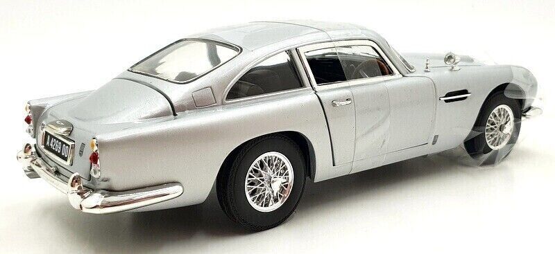 AUTO WORLD 1:18 ASTON MARTIN DB5 model road car Silver birch Bond 007 AWSS131