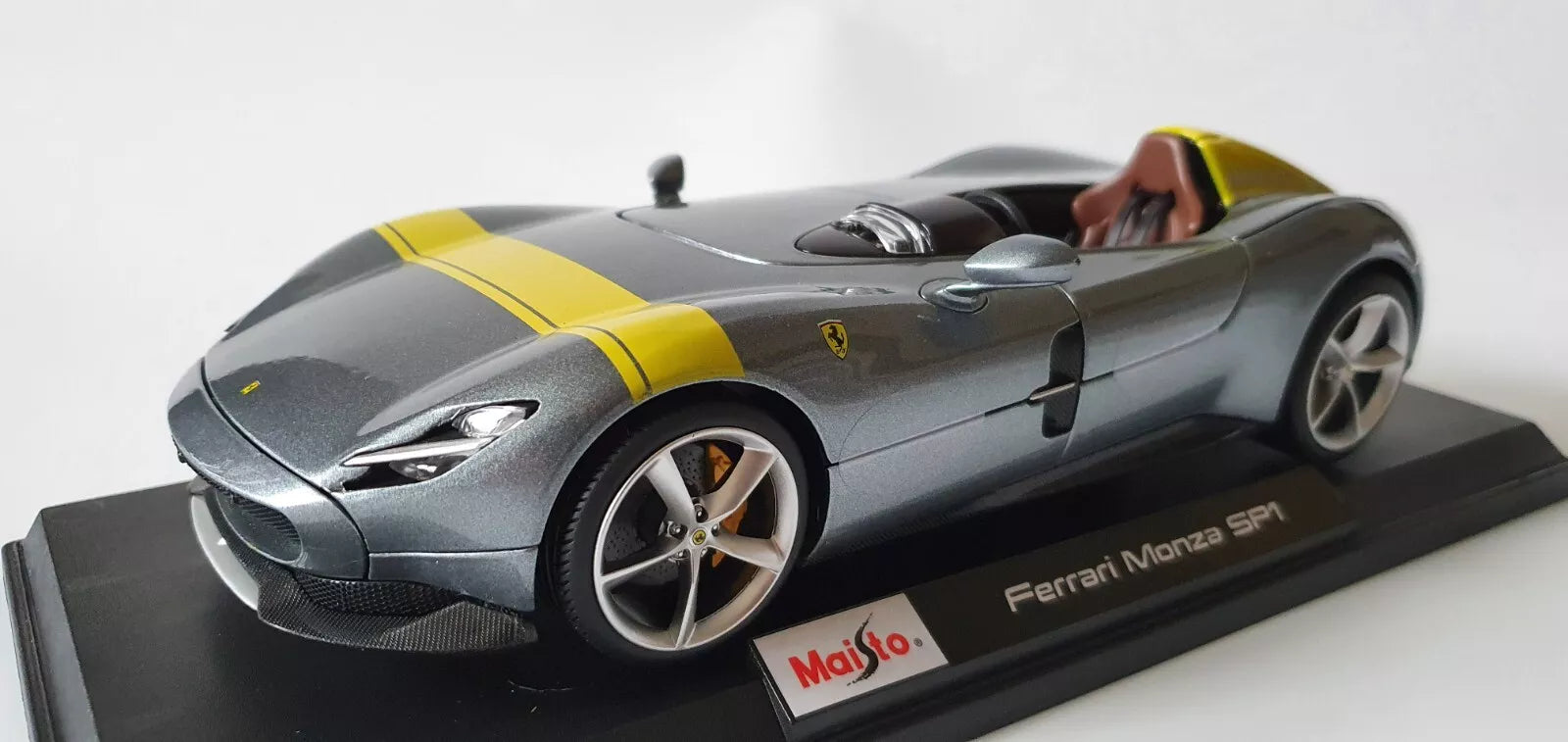 MAISTO 1:18 Scale Diecast - Ferrari Monza SP1 in Silver/Yellow