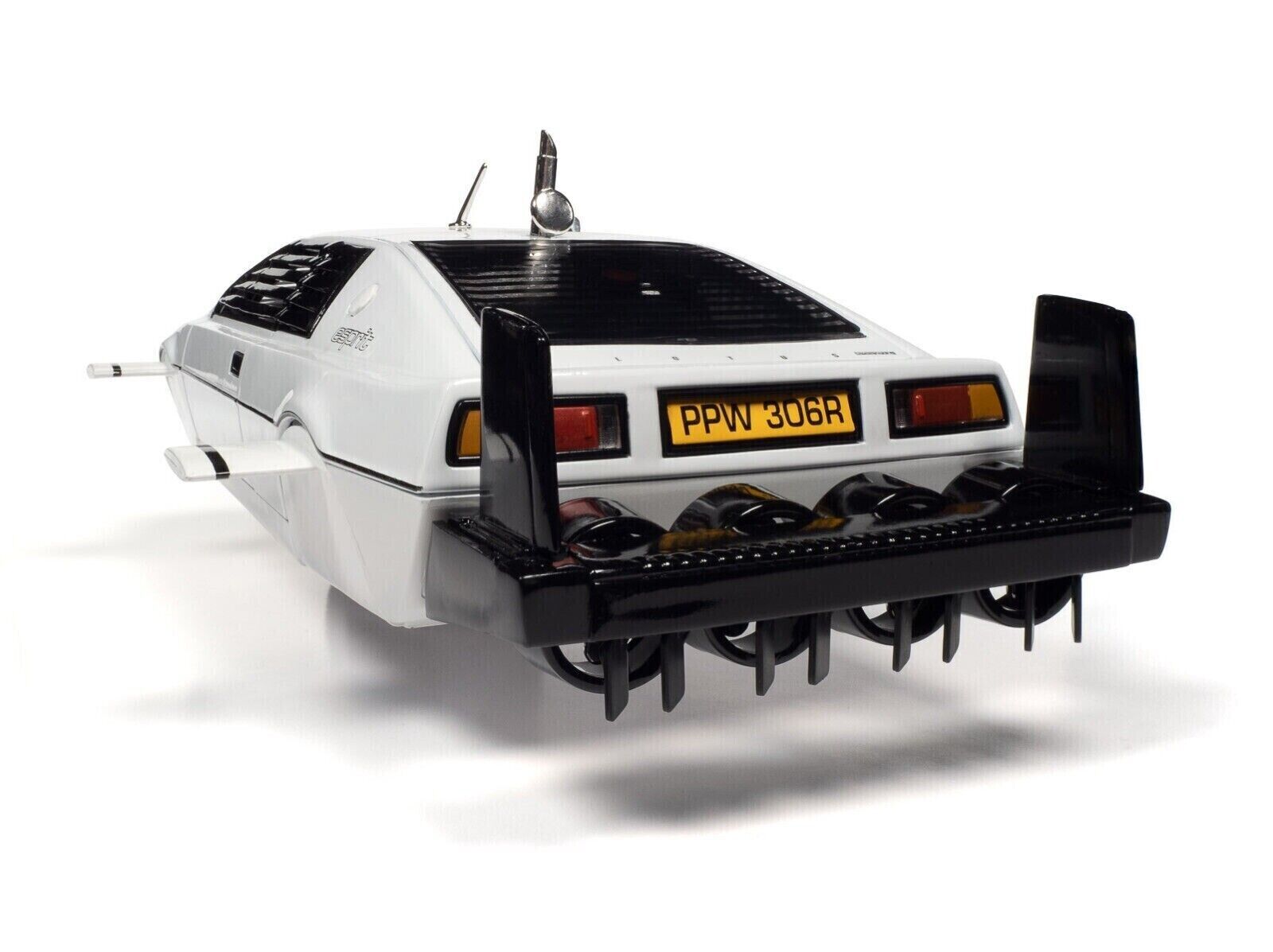 AUTO WORLD 1:18 LOTUS ESPRIT SERIES 1 model road car White Bond 007 AWSS132