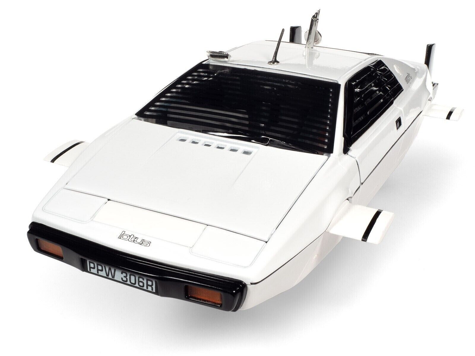 AUTO WORLD 1:18 LOTUS ESPRIT SERIES 1 model road car White Bond 007 AWSS132