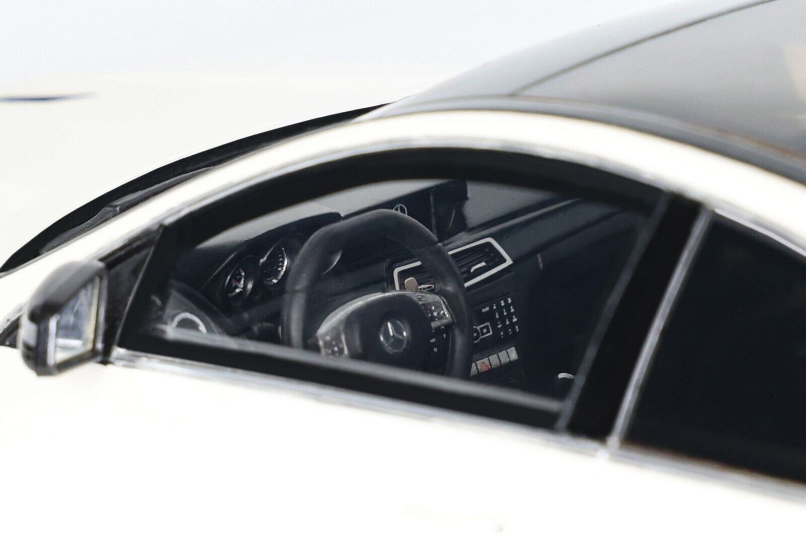 GT Spirit 1:18 Scale Resin Model Mercedes Benz C63 AMG W204 Edition 507 - White - GT899