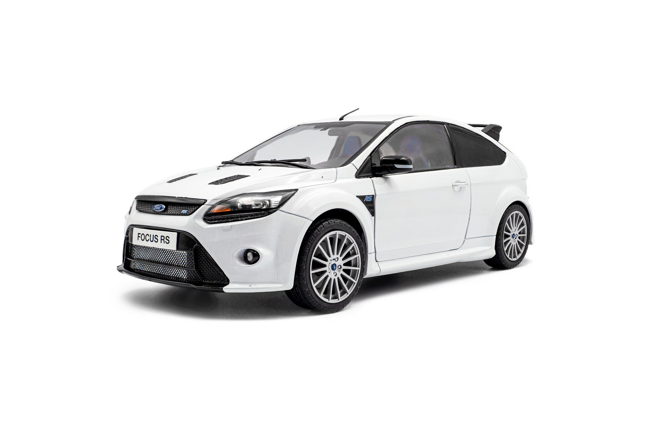 SOLIDO 1:18 Scale - 2009 Ford Focus RS Mk2, Pack RS Plus - Frozen White Metallic - S1813102