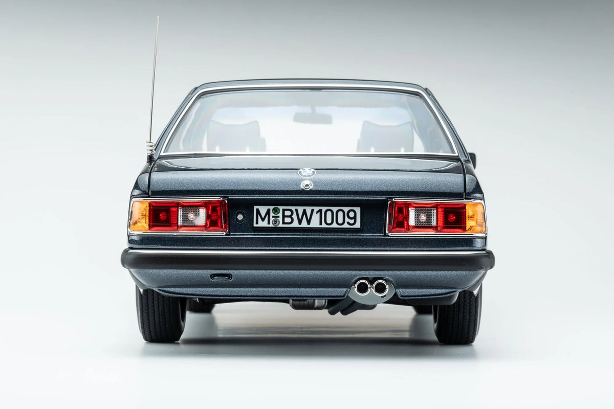 Touring Modelcars 1:18 Scale Diecast - 1984 BMW 745i E23 - Arctic Blue Metallic - 18023000