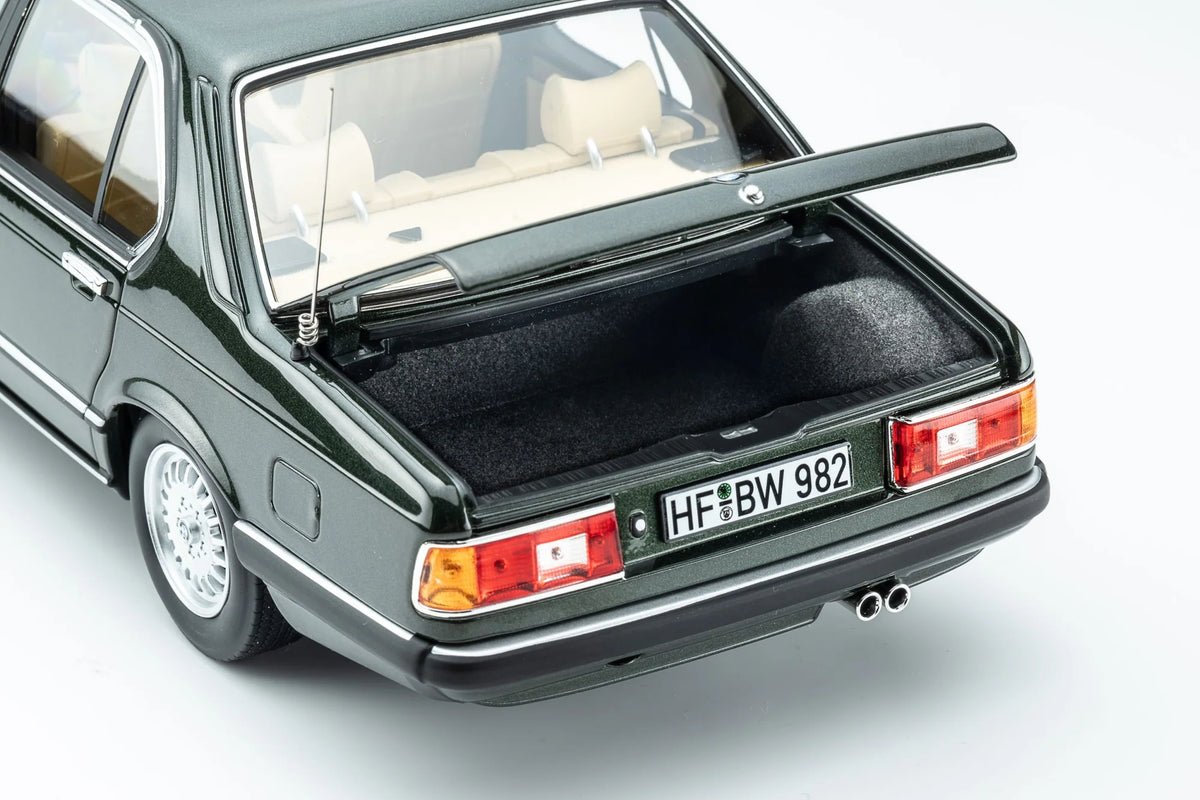 Touring Modelcars 1:18 Scale Diecast - 1984 BMW 745i E23 - Achat Green Metallic - 18023001