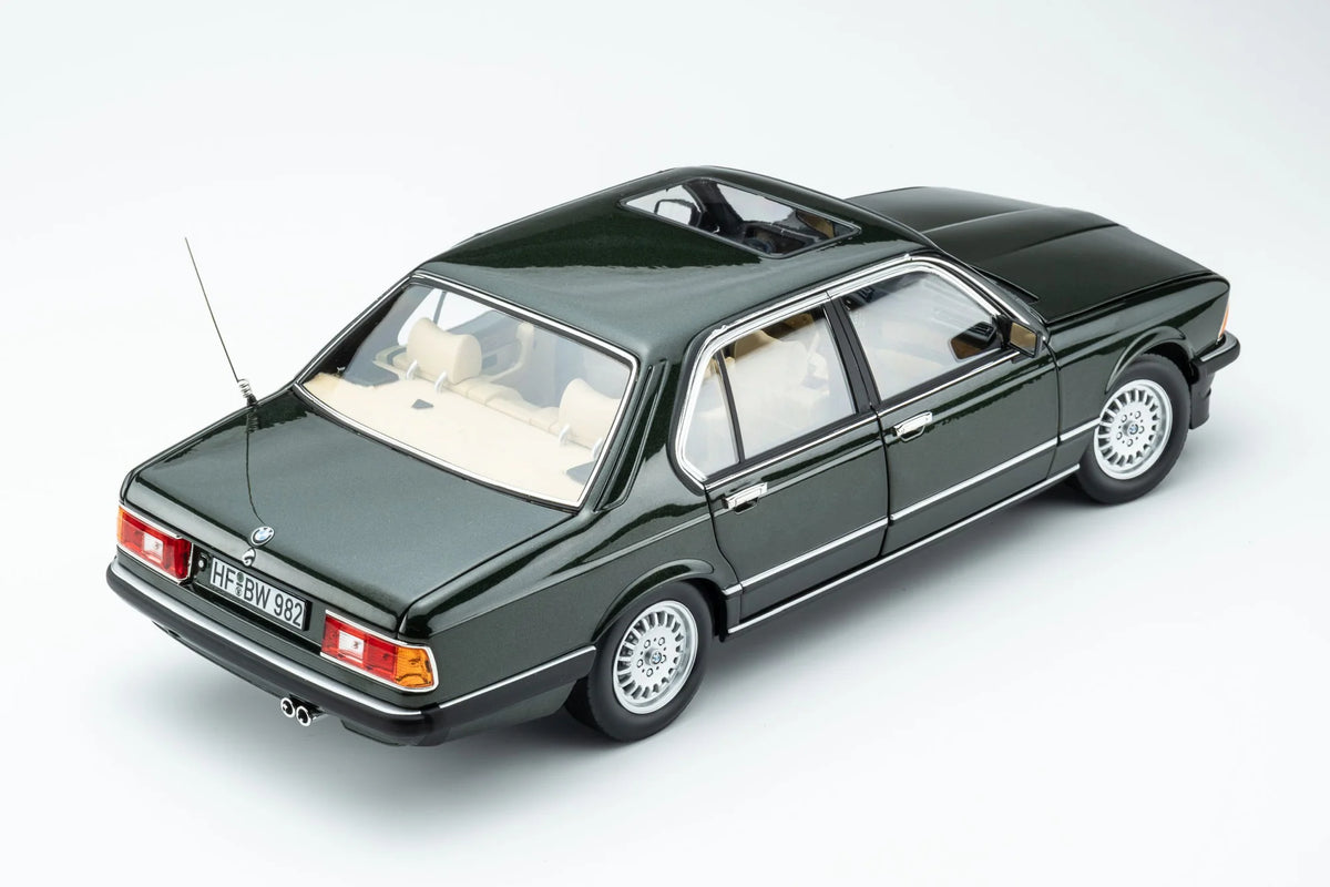 Touring Modelcars 1:18 Scale Diecast - 1984 BMW 745i E23 - Achat Green Metallic - 18023001
