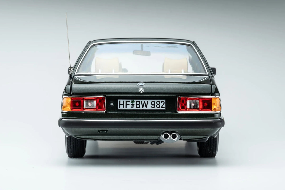 Touring Modelcars 1:18 Scale Diecast - 1984 BMW 745i E23 - Achat Green Metallic - 18023001