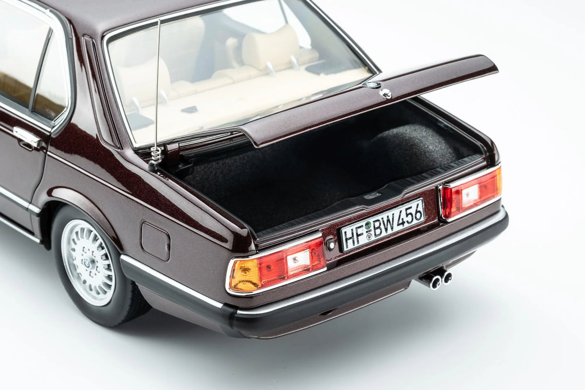 Touring Modelcars 1:18 Scale Diecast - 1984 BMW 745i E23 - Burgundy Red Metallic - 18023002