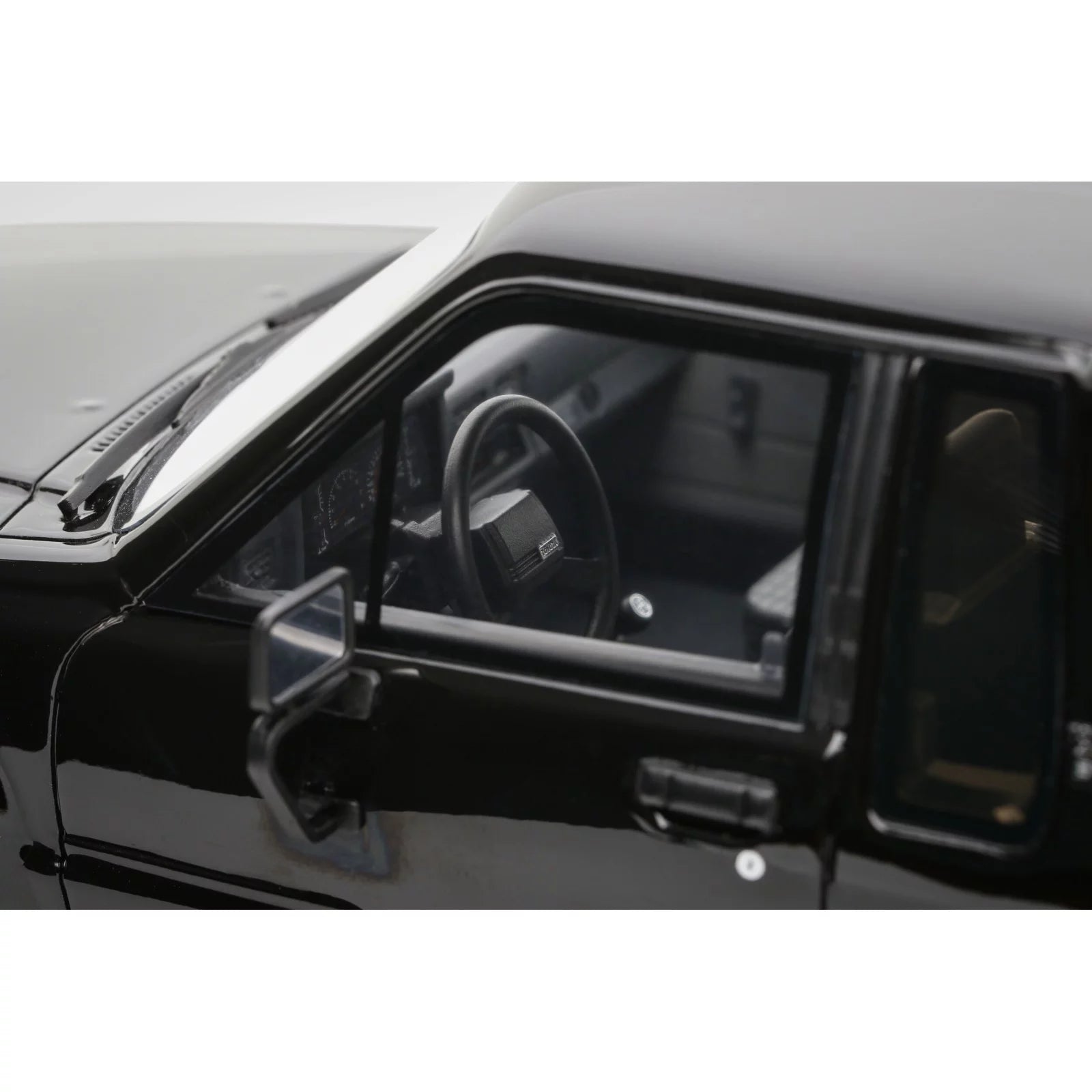 OTTO 1:18 Scale Resin - 1985 Toyota Hilux SR5, Back to the Future - Glossy Black 202 - OT481