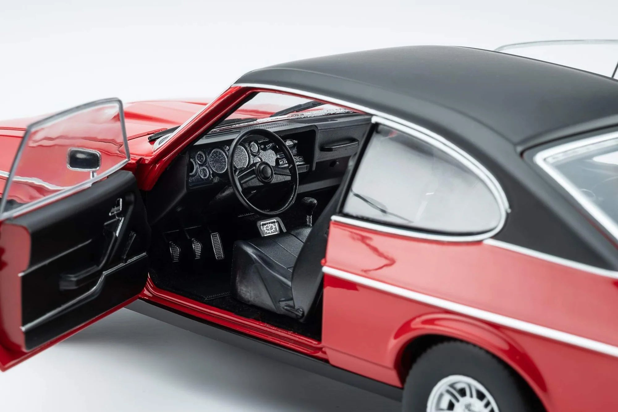 Touring Modelcars 1:18 Scale Diecast - 1974 Ford Capri Mk2 3.0 Ghia, Spanish Red - 18081201