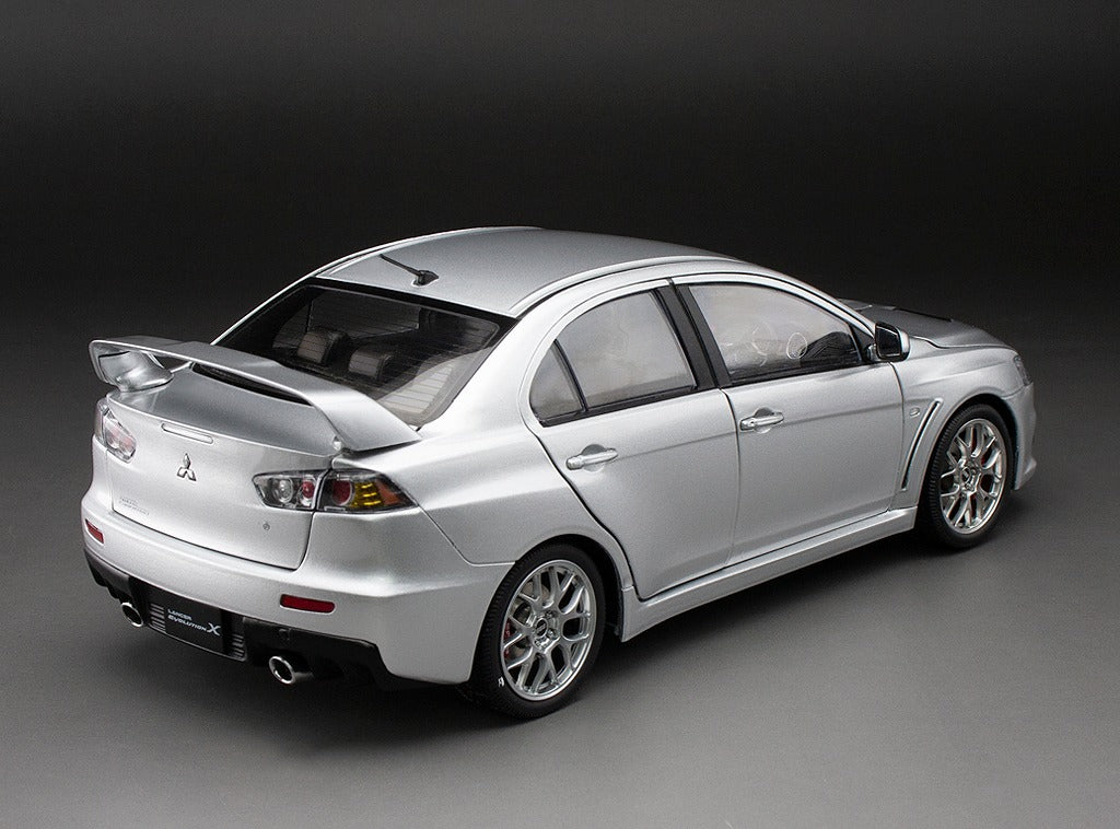 Sunstar 1:18 2018 Mitsubishi Lancer Evolution X - Cool Silver Metallic, 5821R