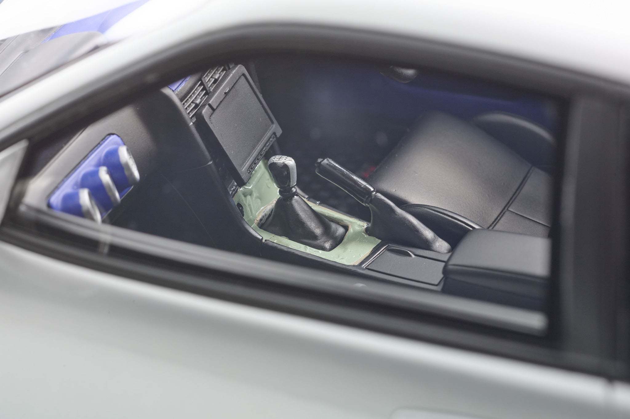 Kyosho Resin - 1:12 Nissan Skyline R34 GT-R 2001 "Fast & Furious" Silver/Blue Stripes - KSR12007A