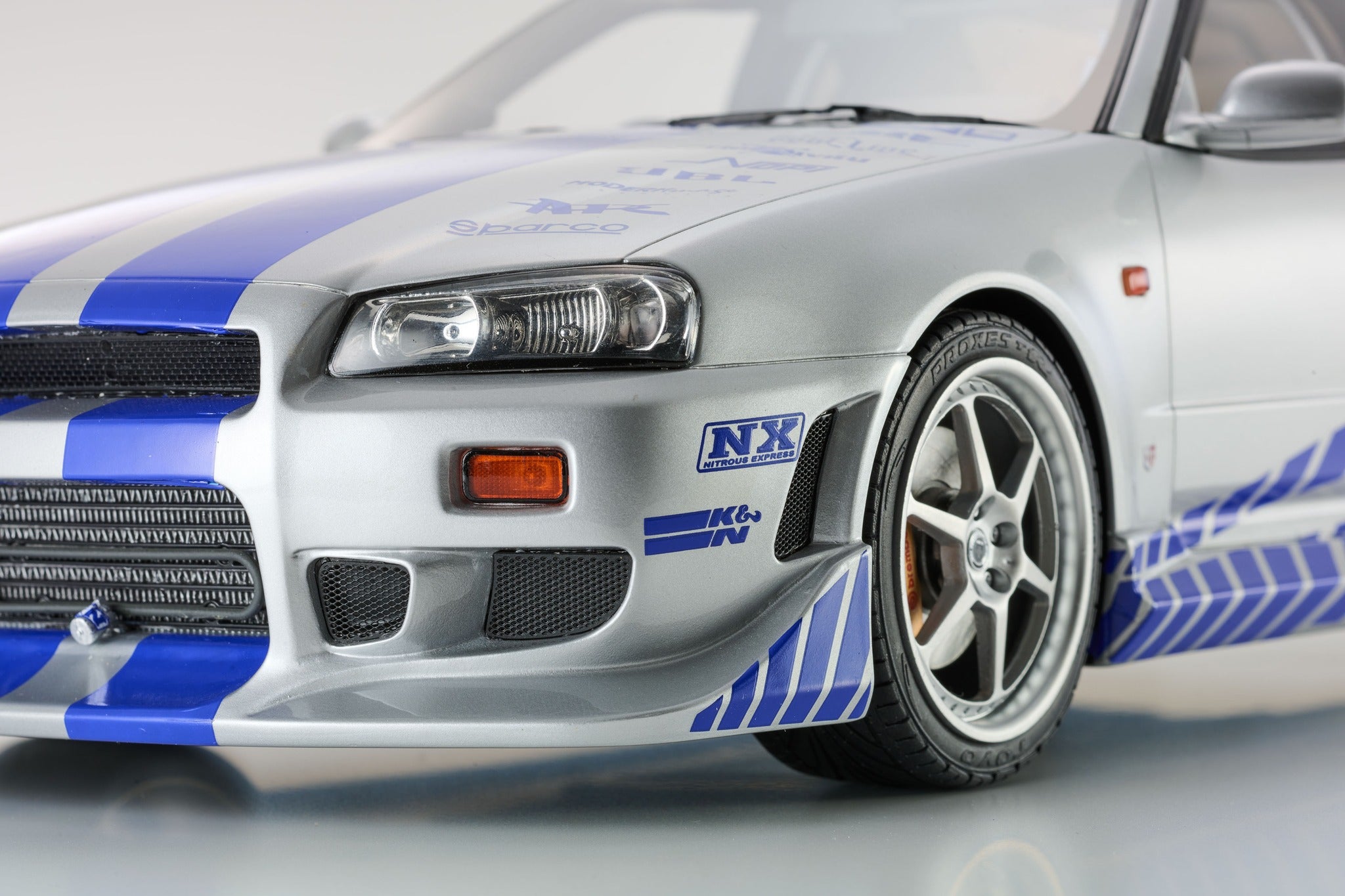 Kyosho Resin - 1:12 Nissan Skyline R34 GT-R 2001 "Fast & Furious" Silver/Blue Stripes - KSR12007A