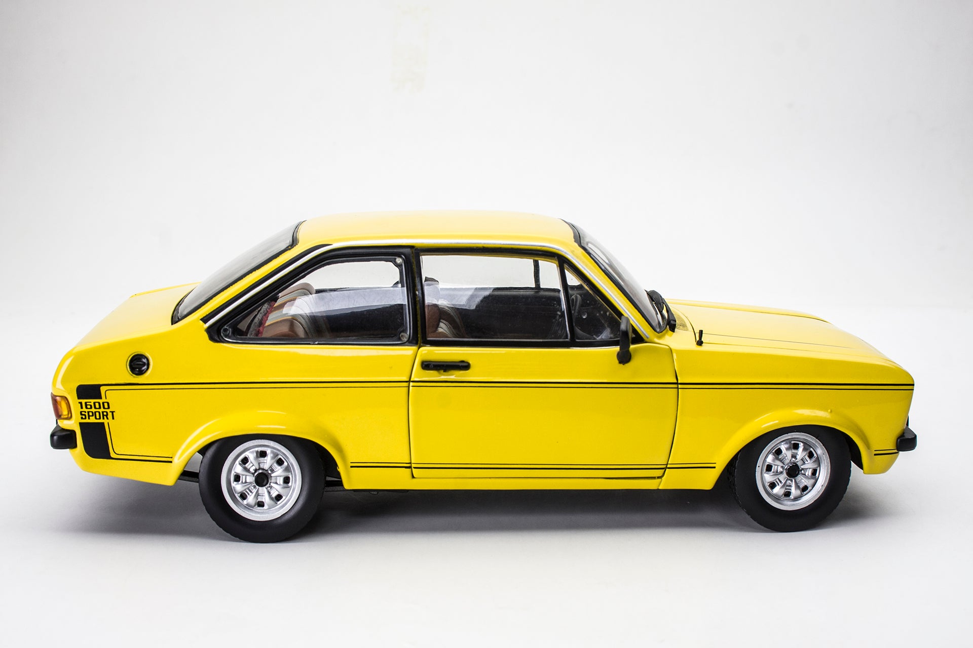 SUNSTAR 1:18 Scale Ford Escort Mk2 1600 Sport in Yellow