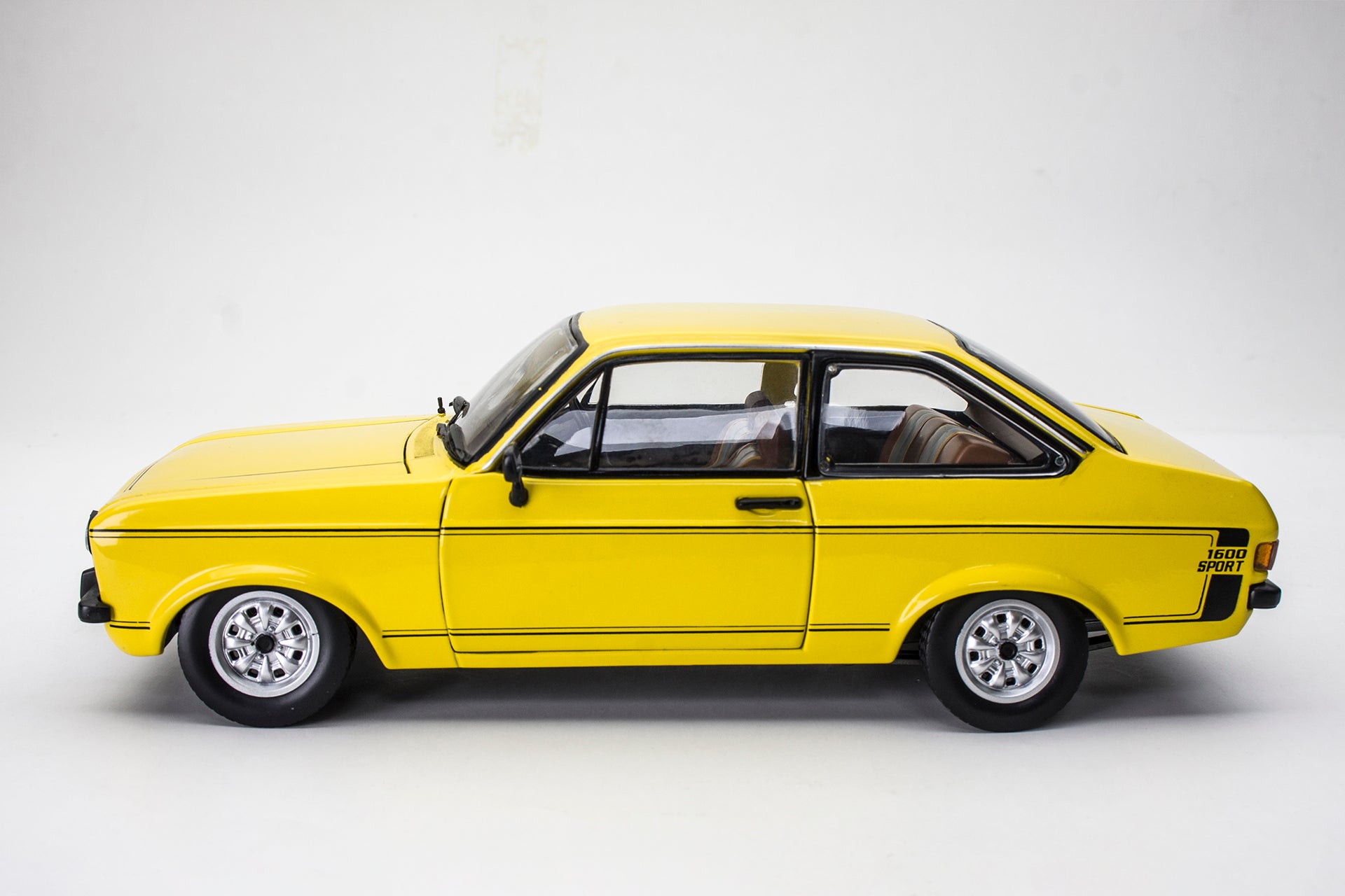 SUNSTAR 1:18 Scale Ford Escort Mk2 1600 Sport in Yellow