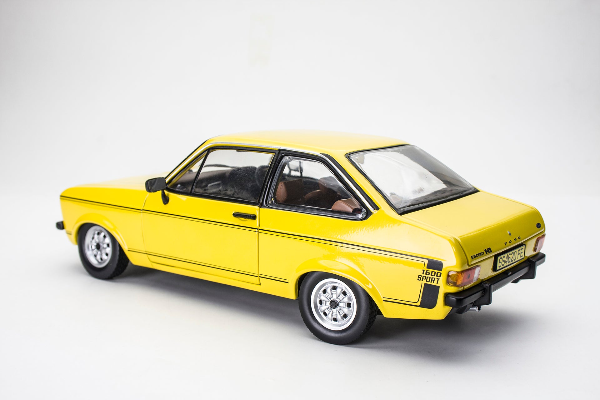 SUNSTAR 1:18 Scale Ford Escort Mk2 1600 Sport in Yellow