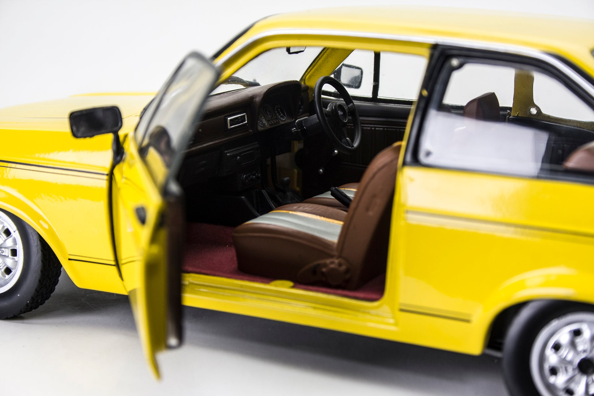 SUNSTAR 1:18 Scale Ford Escort Mk2 1600 Sport in Yellow