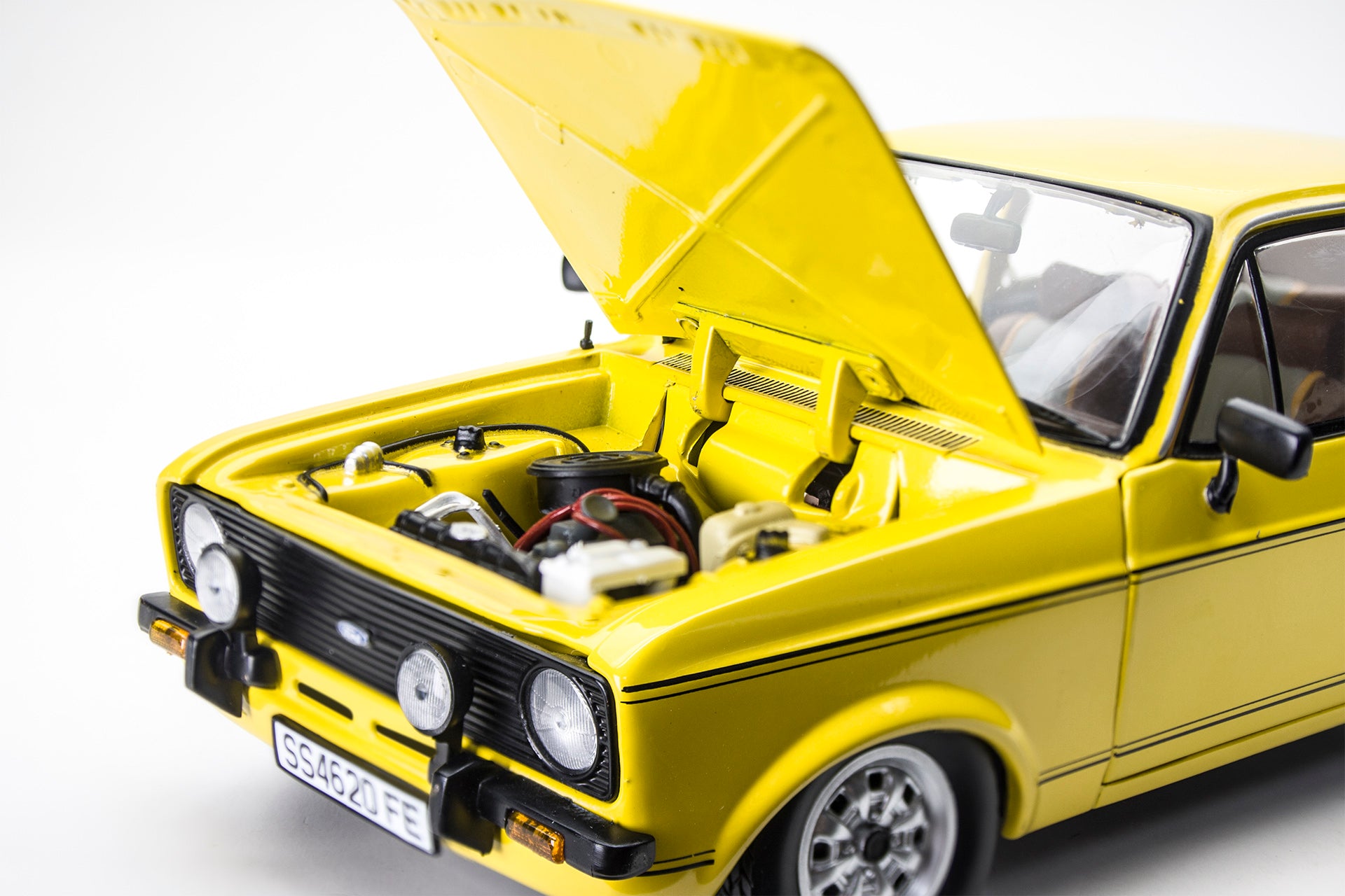 SUNSTAR 1:18 Scale Ford Escort Mk2 1600 Sport in Yellow