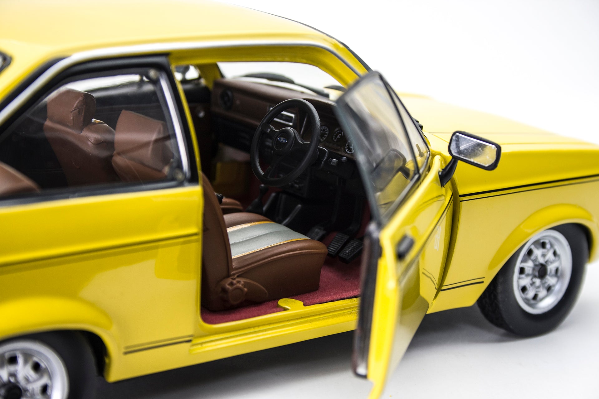 SUNSTAR 1:18 Scale Ford Escort Mk2 1600 Sport in Yellow