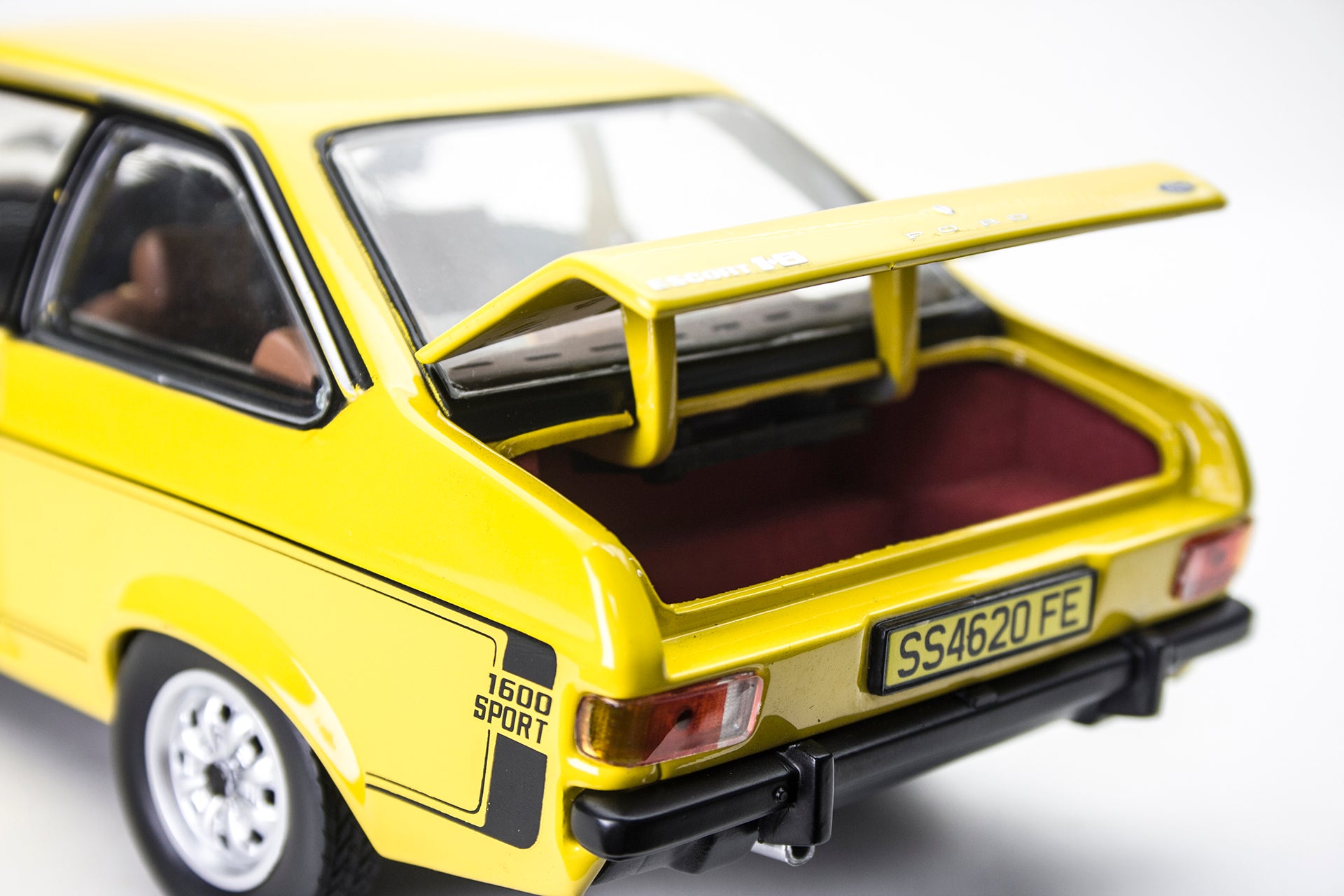 SUNSTAR 1:18 Scale Ford Escort Mk2 1600 Sport in Yellow