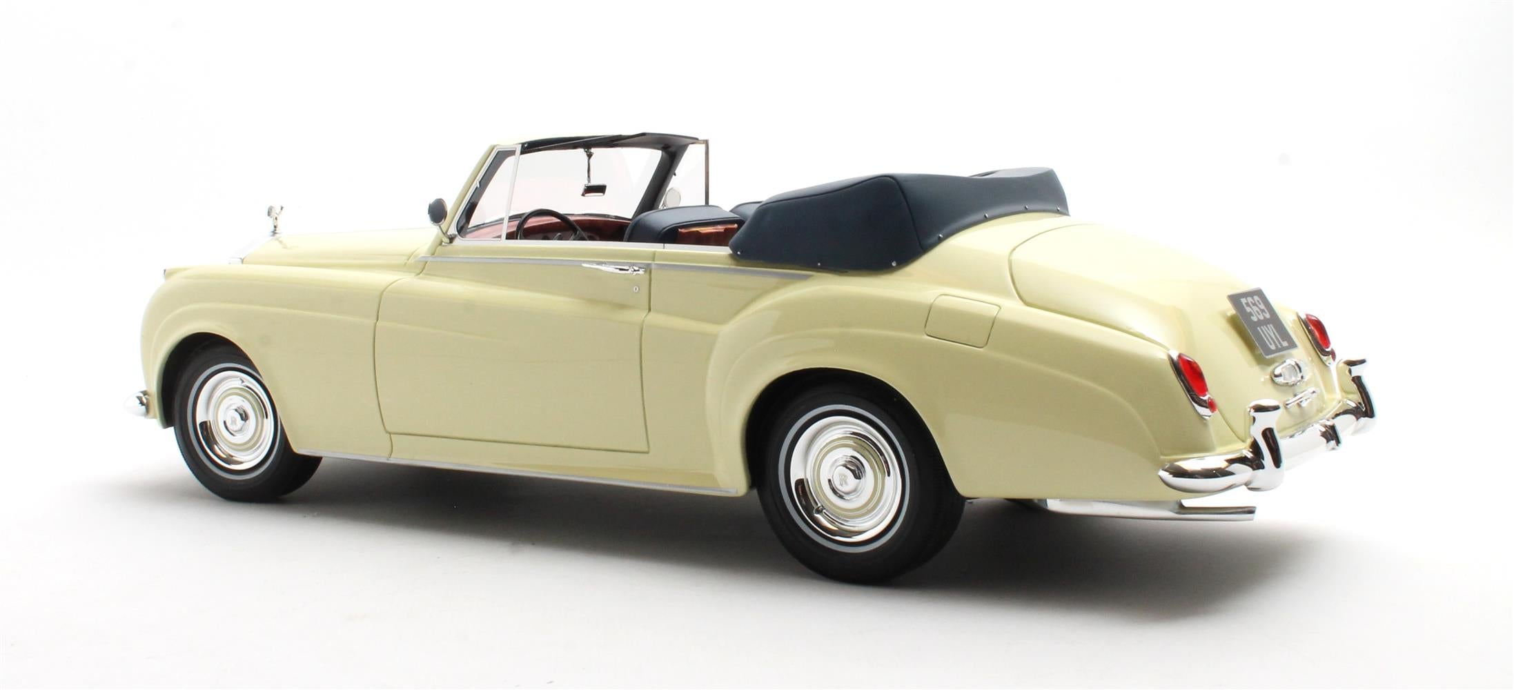 CULT 1:18 Resin - 1960 Rolls Royce Silver Cloud DHC, Ivory - CML105-2