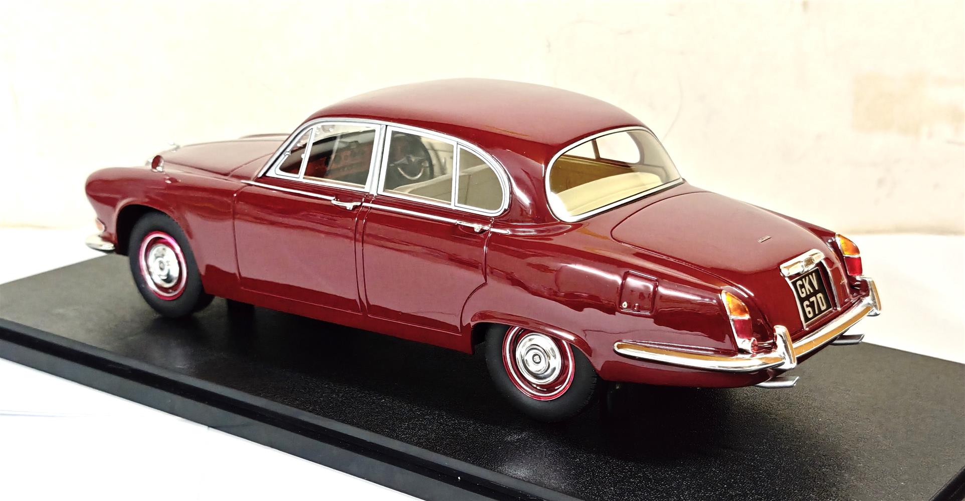 CULT 1:18 Scale 1966-69 Jaguar 420 - Regency Red  - CML289-1