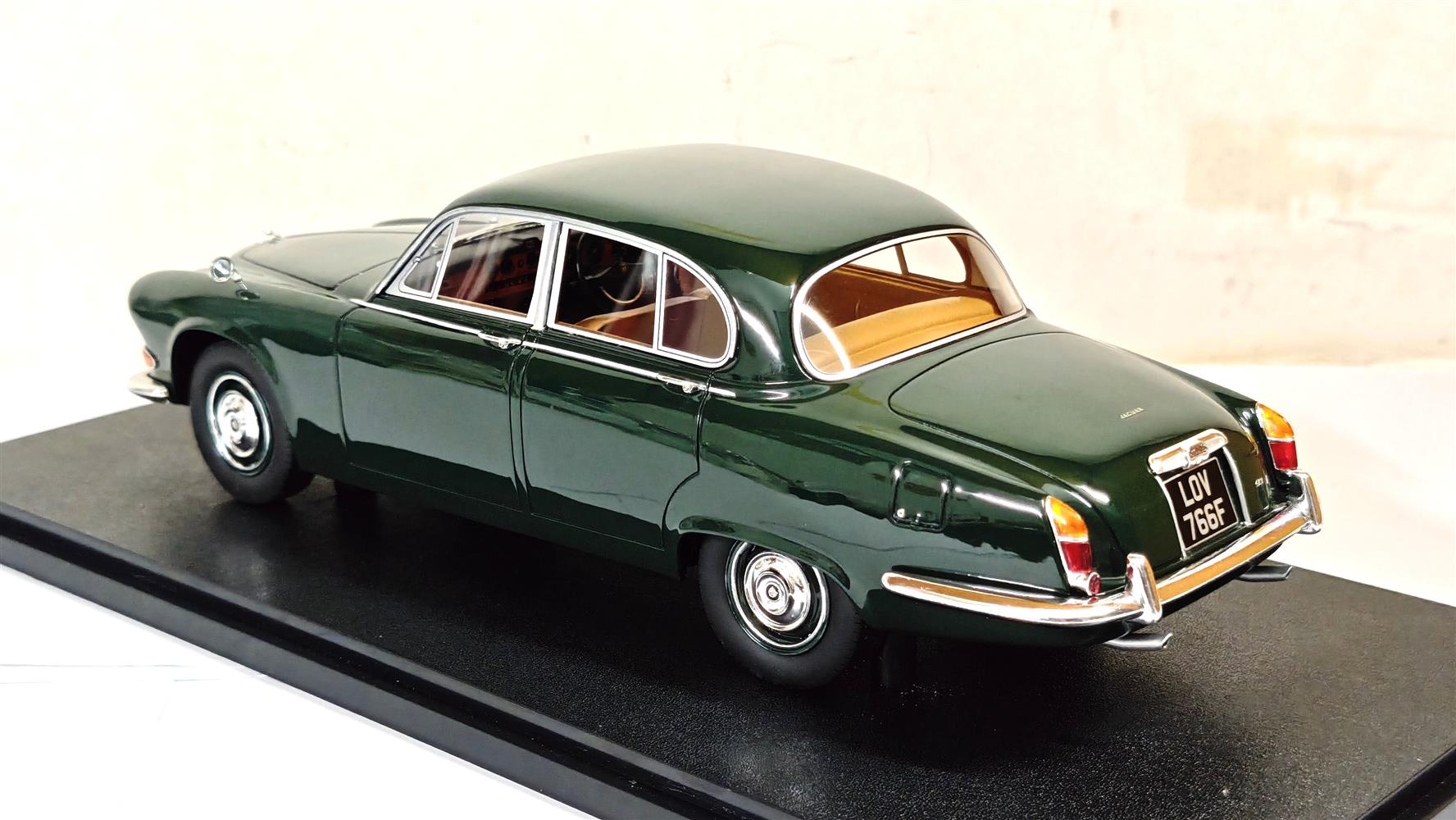 CULT 1:18 Scale 1966-69 Jaguar 420 - British Racing Green  - CML289-2