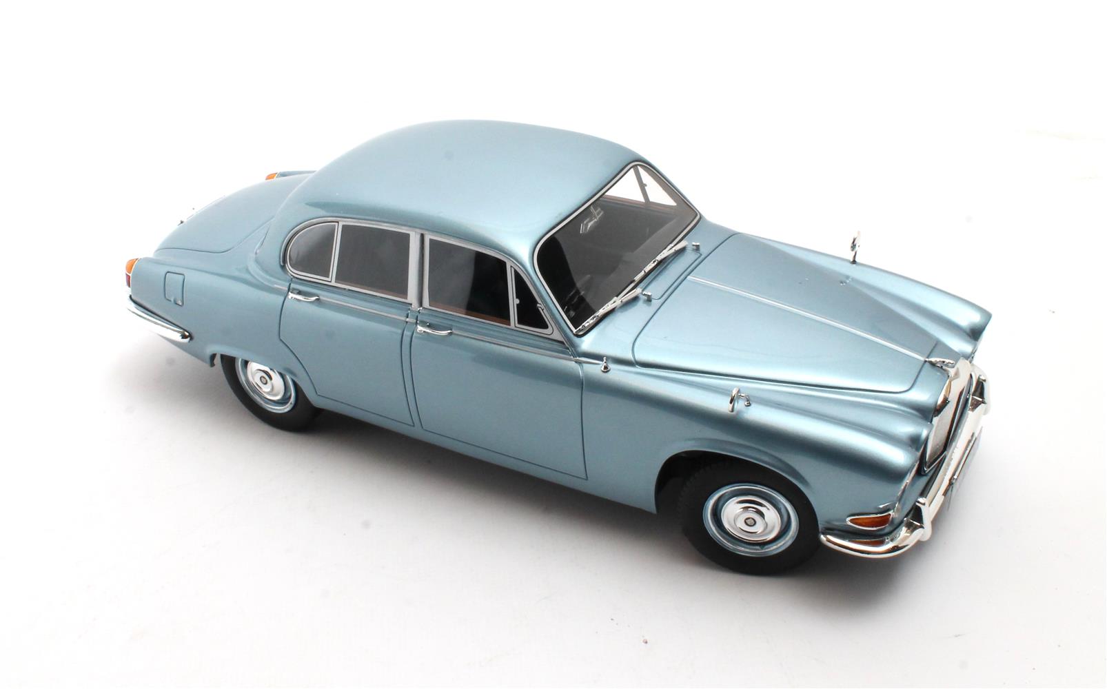 CULT 1:18 Scale 1966-69 Jaguar 420 - Silver Blue Metallic  - CML289-3
