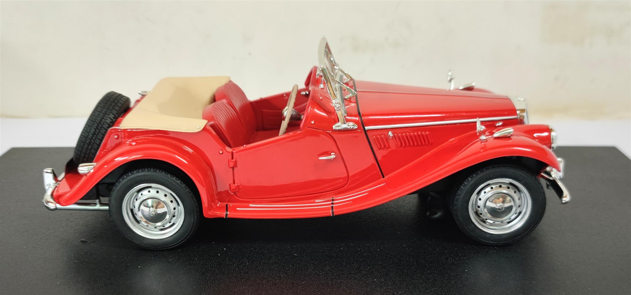 CULT 1:18 Scale 1953 to 1955 MG TF, Red - CML208-1