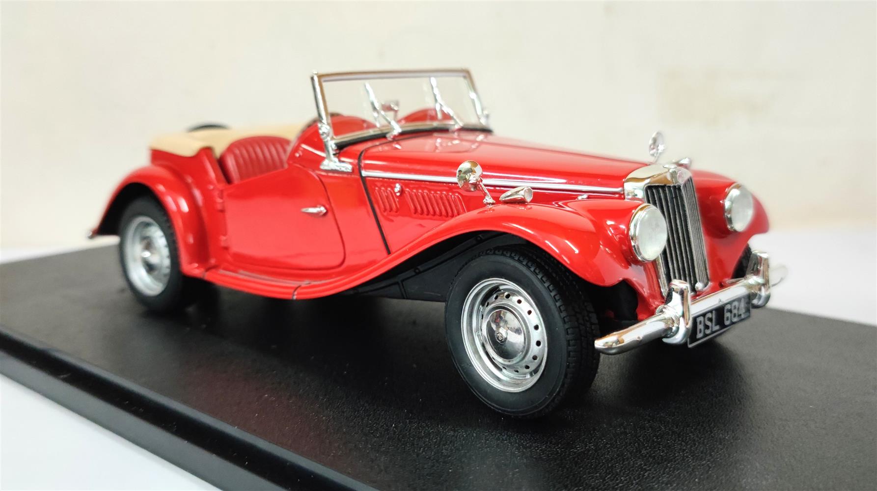 CULT 1:18 Scale 1953 to 1955 MG TF, Red - CML208-1
