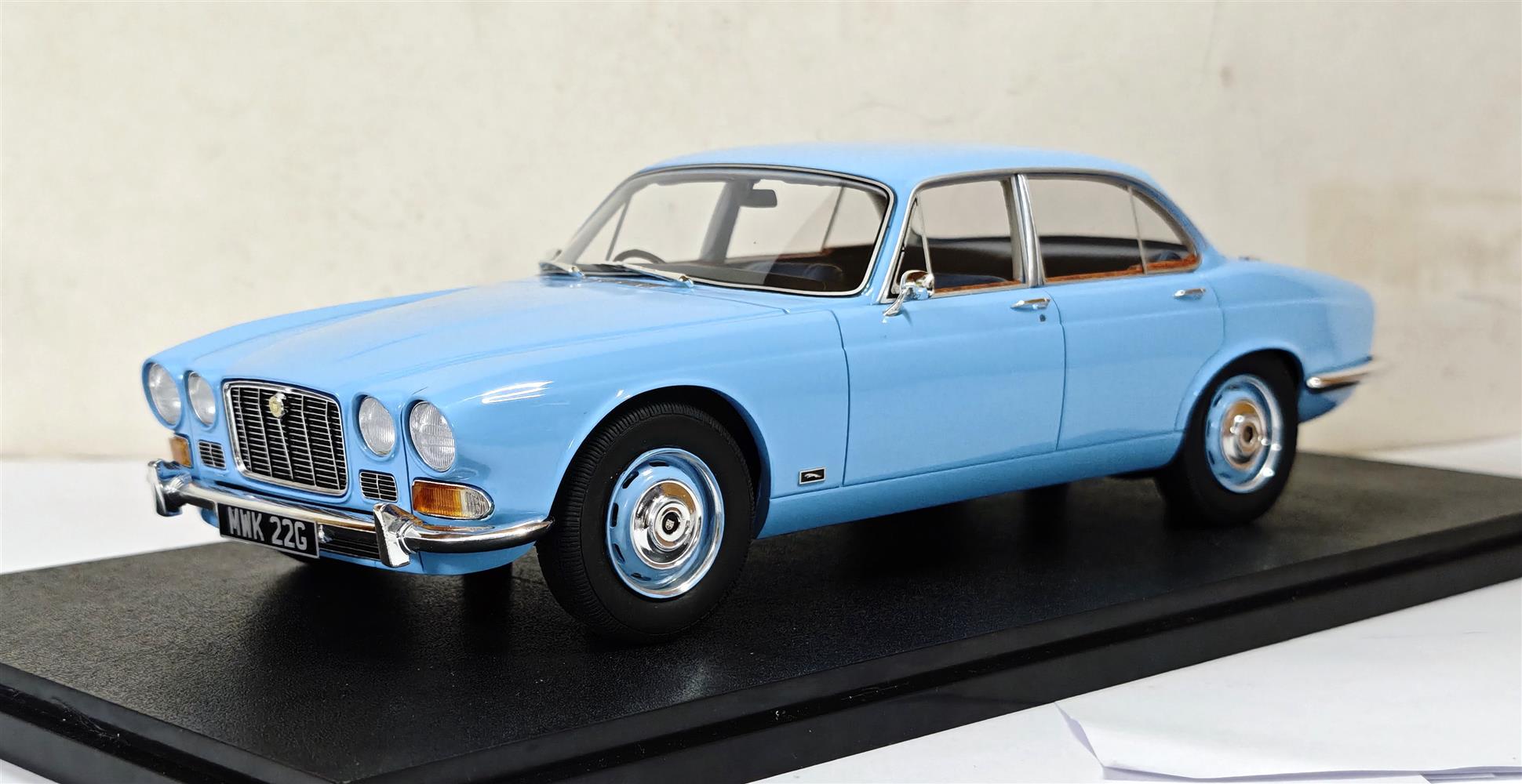 101-052 Cult 1/18 ジャガー Jaguar CULT 1:18 Scale 1968 Jaguar XJ6 4.2, Light Blue - CML332-1