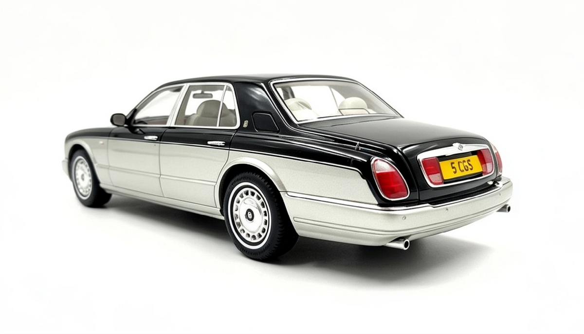 CULT 1:18 Scale Resin - 1998 Rolls Royce Silver Seraph, Black/Silver - CML199-1