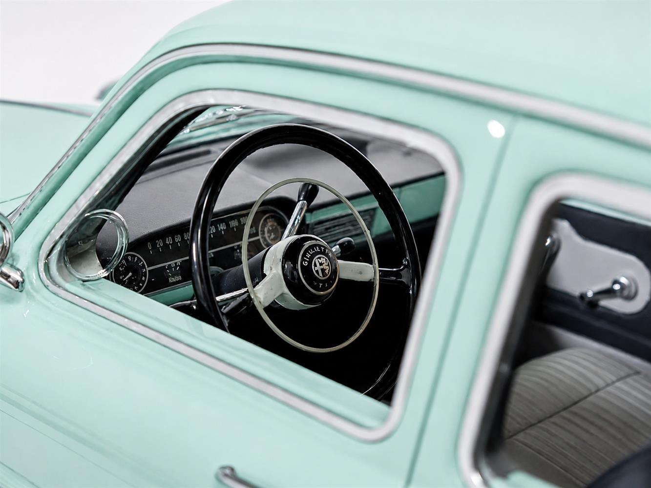CULT 1:18 Scale Resin - 1961-1964 Alfa Romeo Giulietta Ti (101), Blue - CML249-1