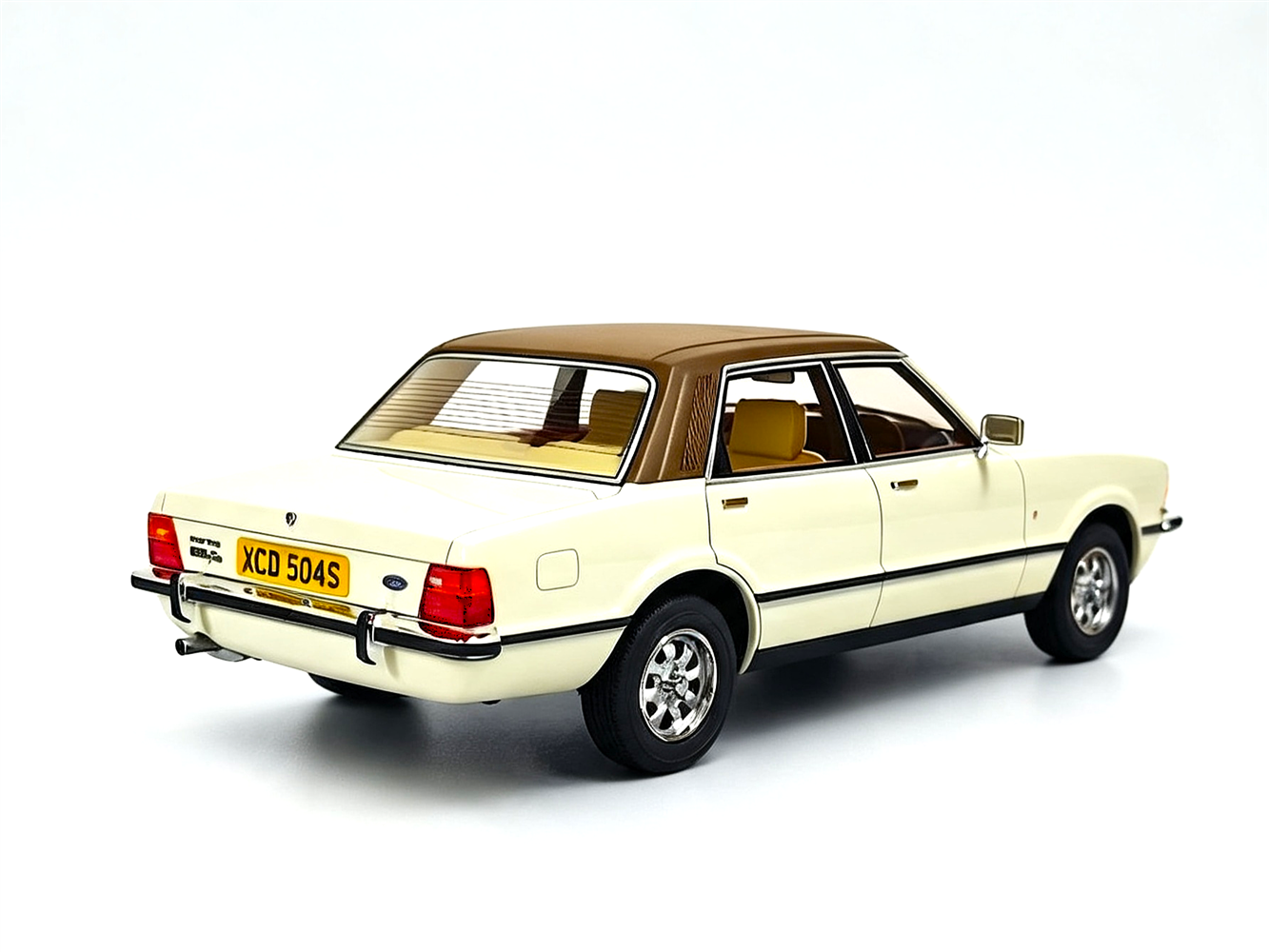 CULT 1:18 Scale Resin - 1976-1979 Ford Cortina MKIV Ghia, UK EXCLUSIVE - Diamond White - CML321-2