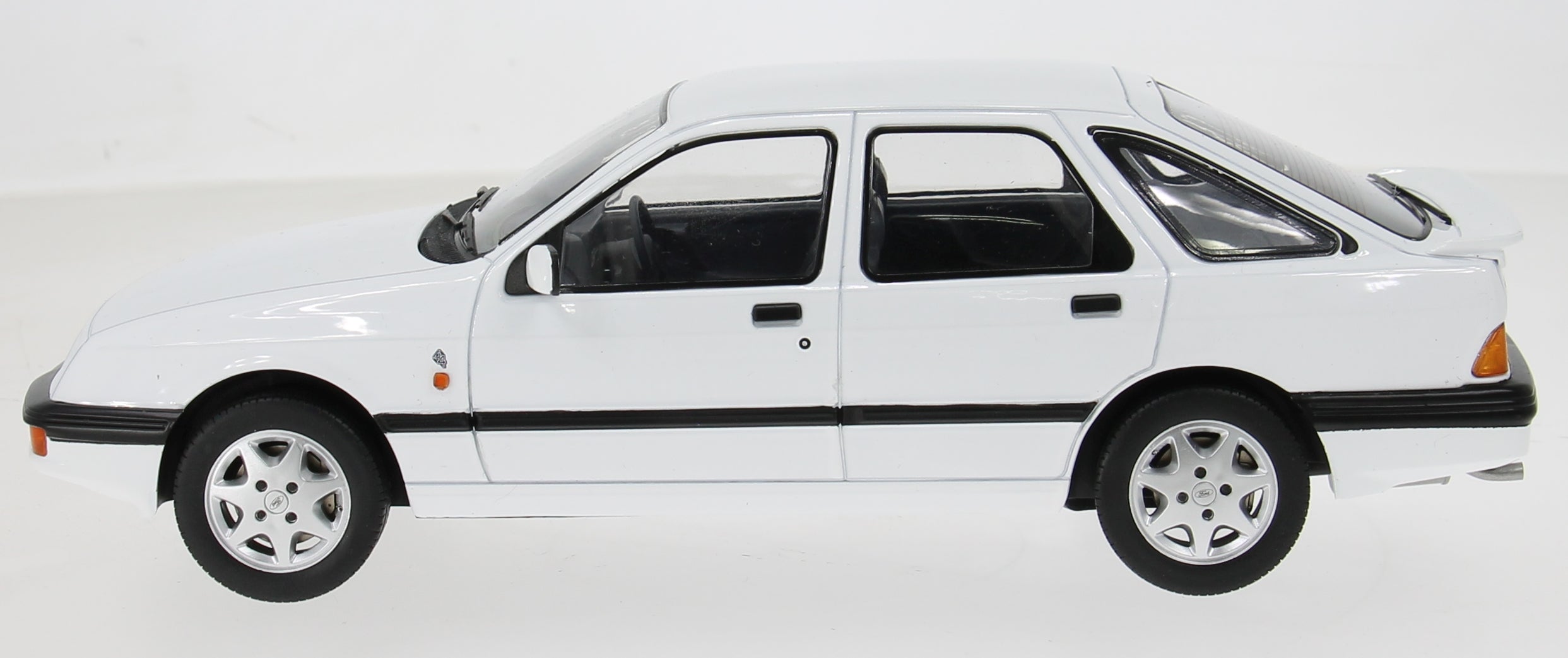 MCG 1:18 Scale Diecast - 1984 Ford Sierra XR 4x4 RHD UK Exclusive , White - MCG181096