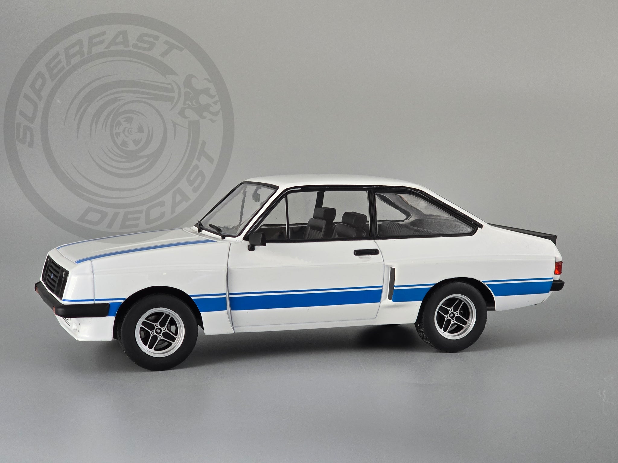 Ford Escort MK2 RS 2000 X-PACK 1977 Blanc Bleu Modèle Réduit 1:18 MCG